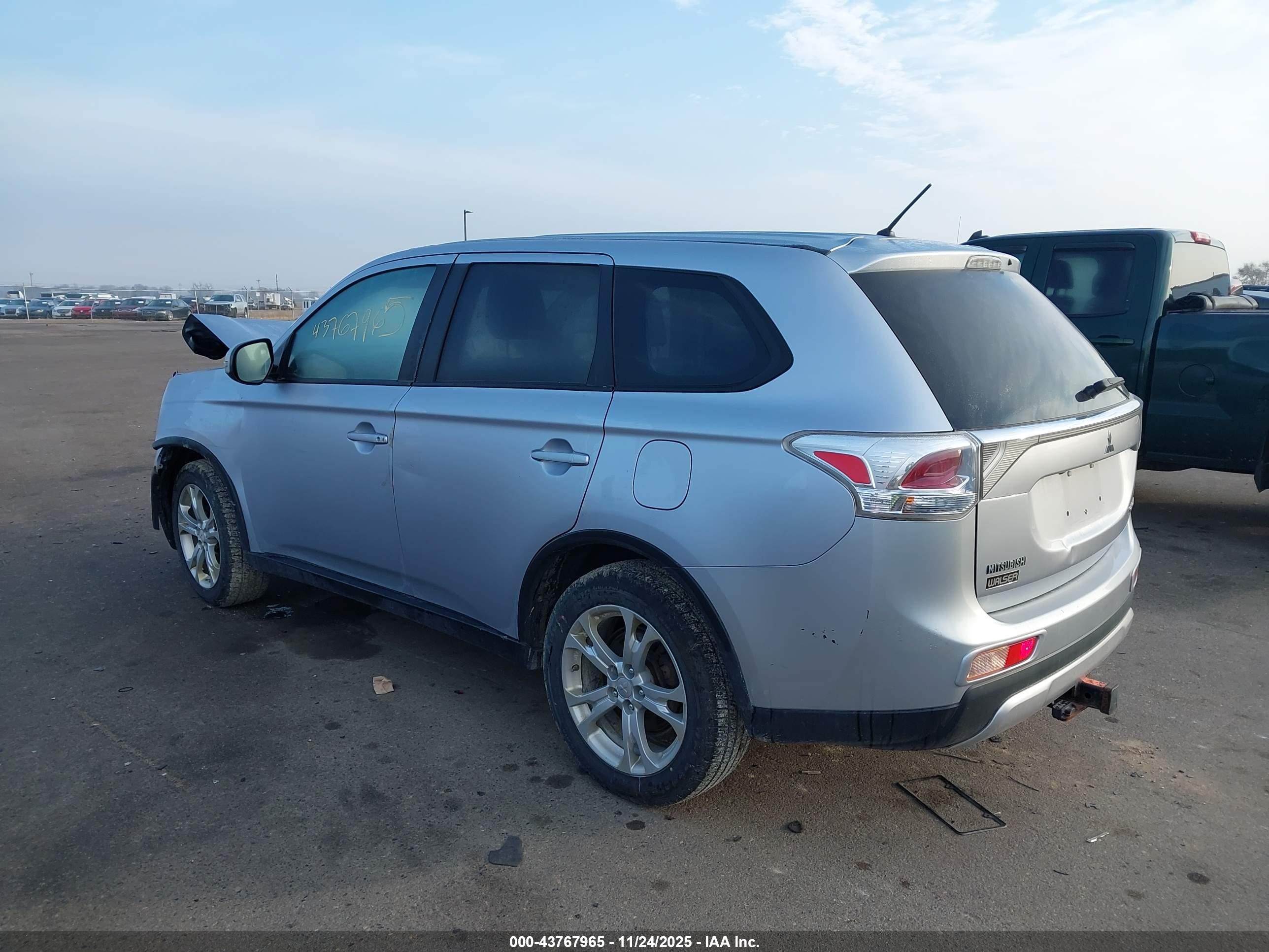 MITSUBISHI OUTLANDER image 3