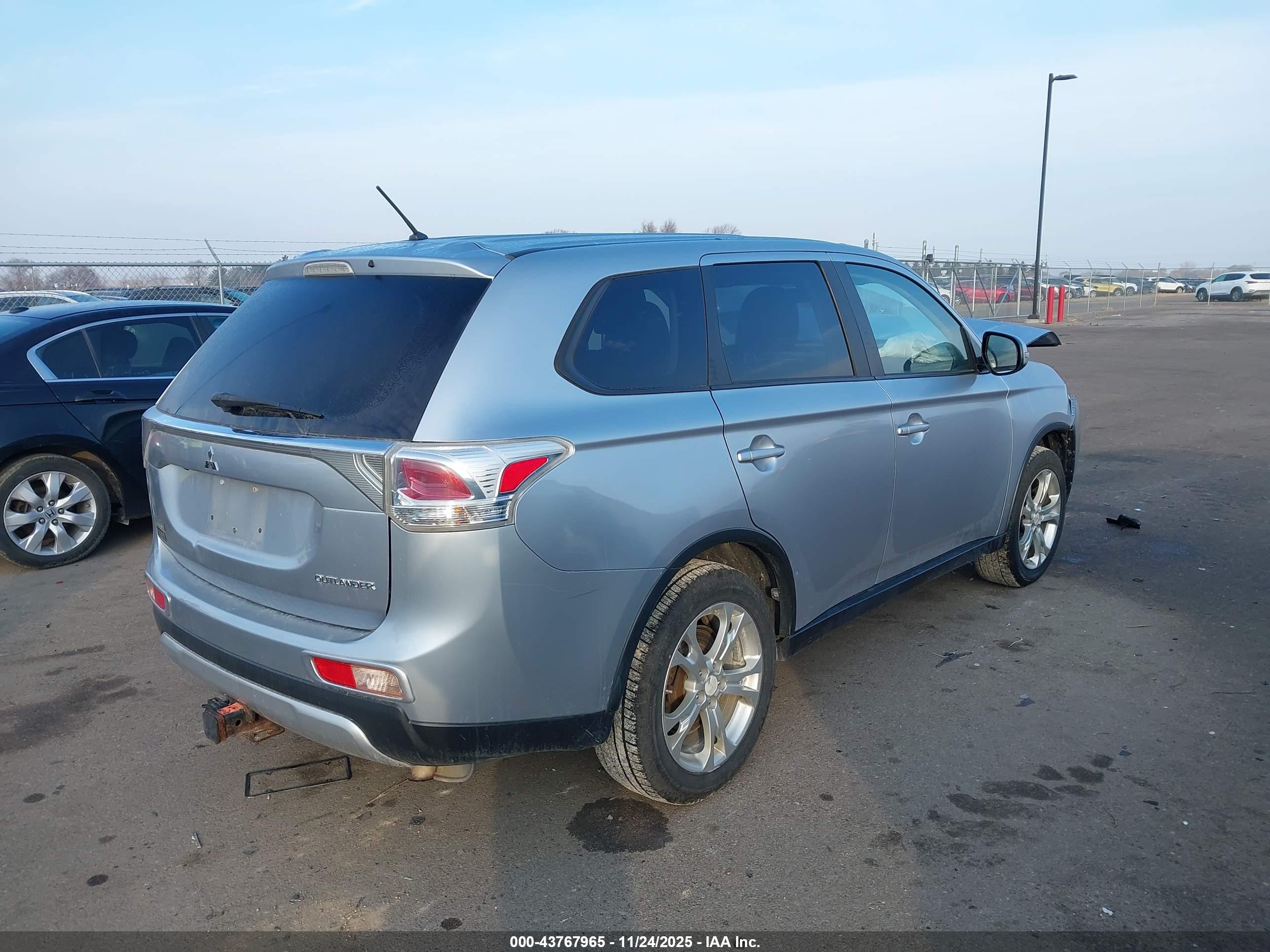 MITSUBISHI OUTLANDER image 4