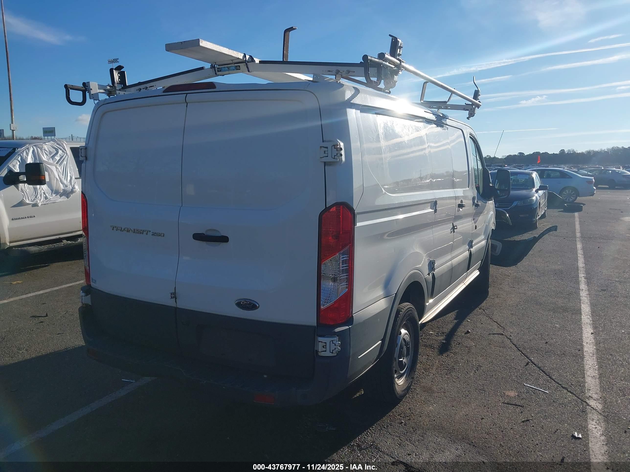 FORD TRANSIT-250 image 4