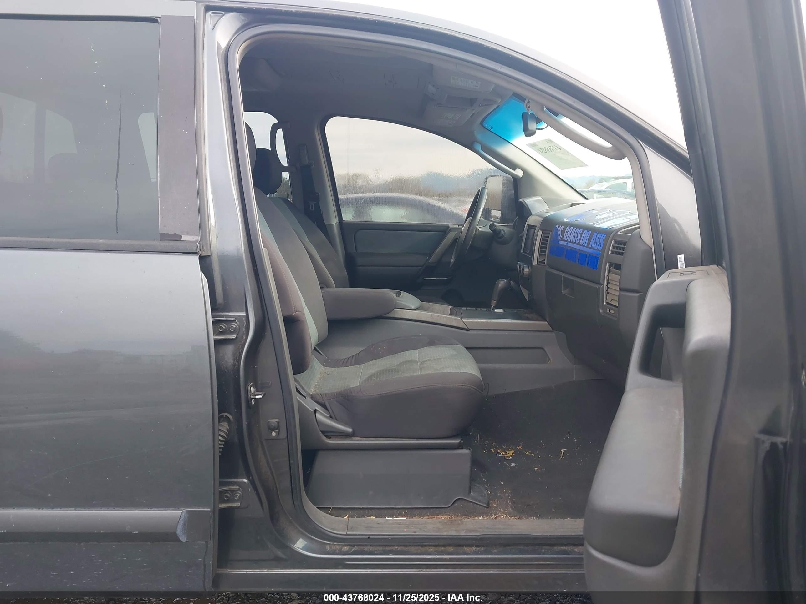 NISSAN TITAN image 5