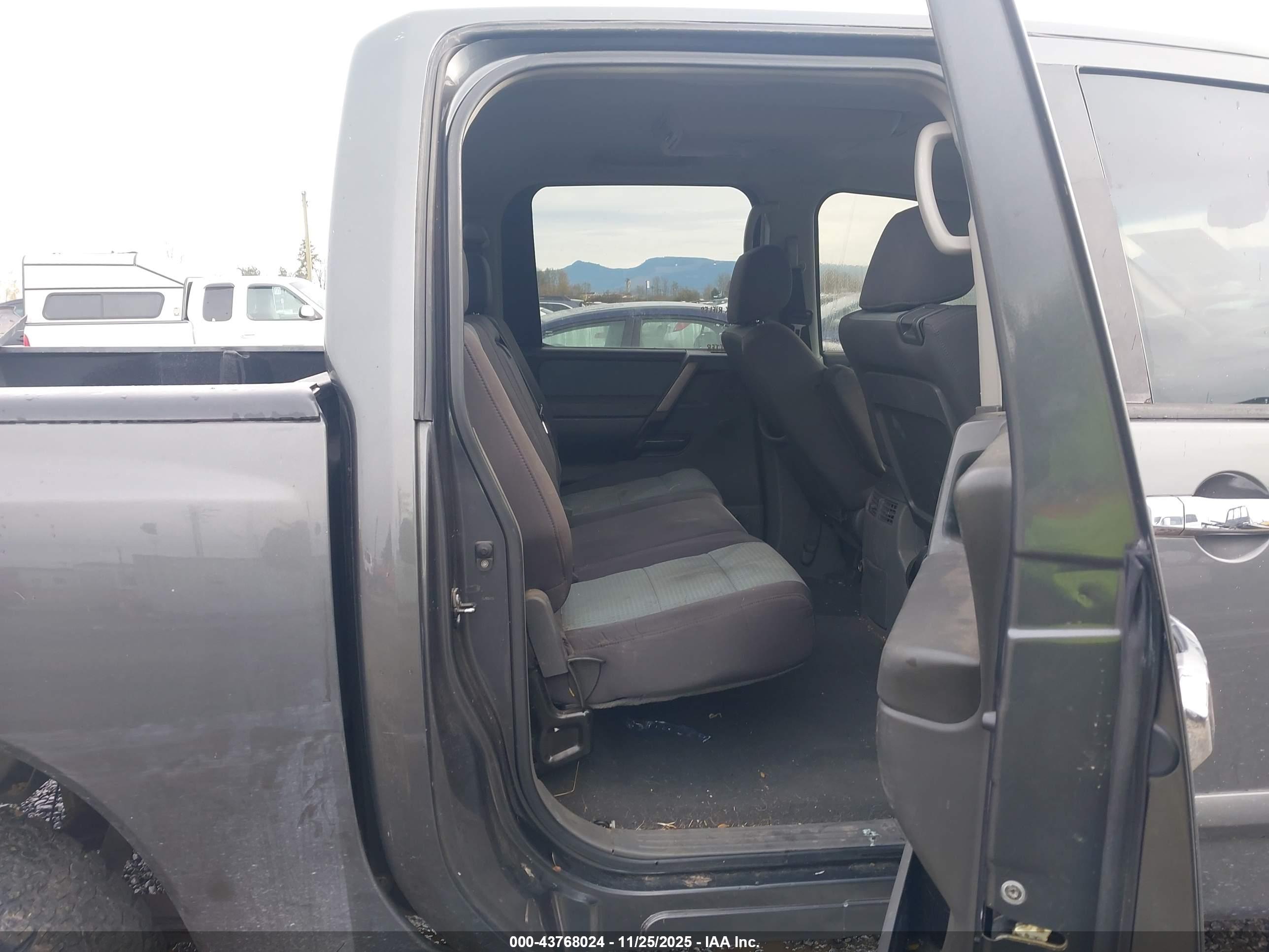 NISSAN TITAN image 8