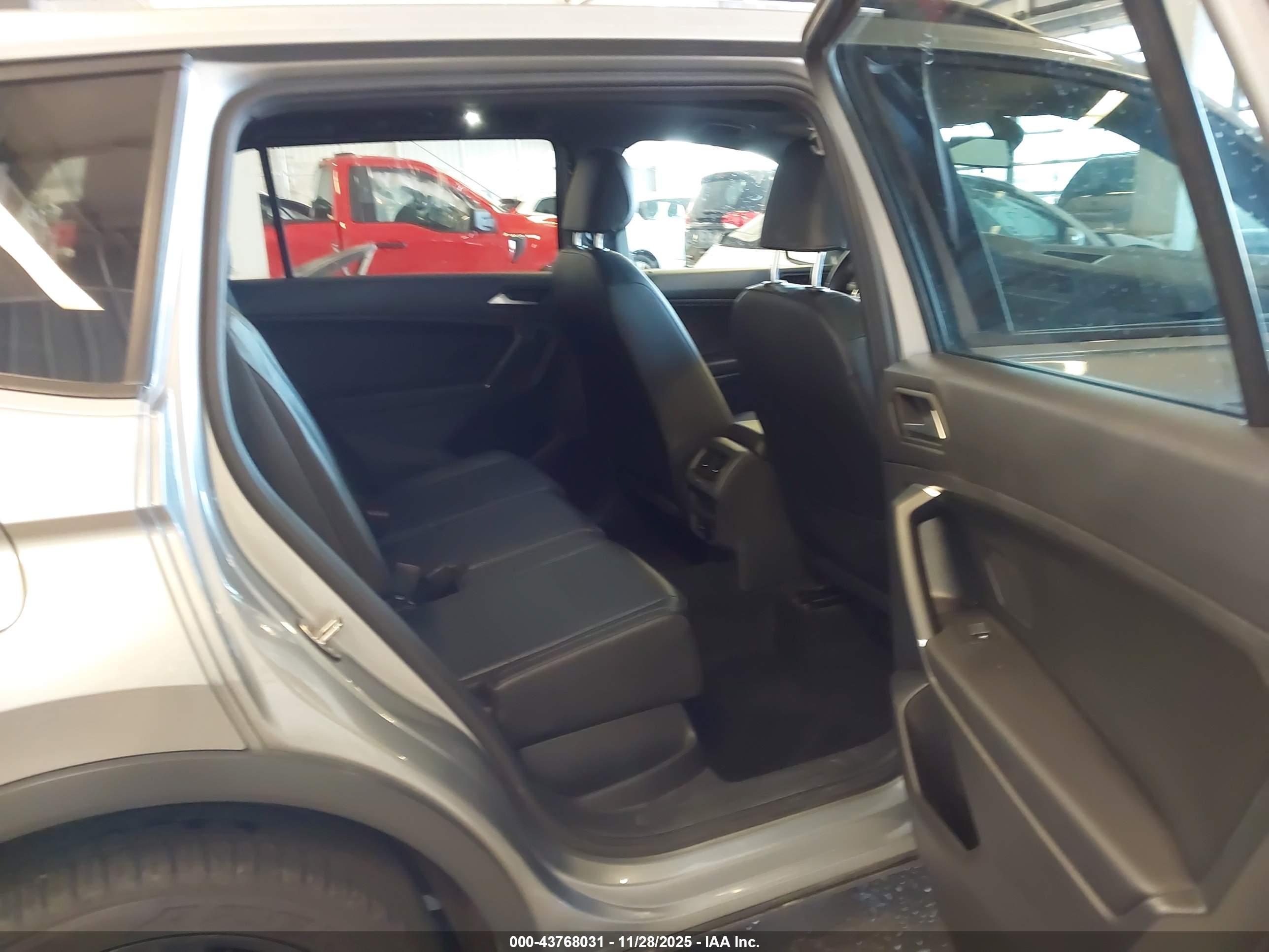 VOLKSWAGEN TIGUAN image 8