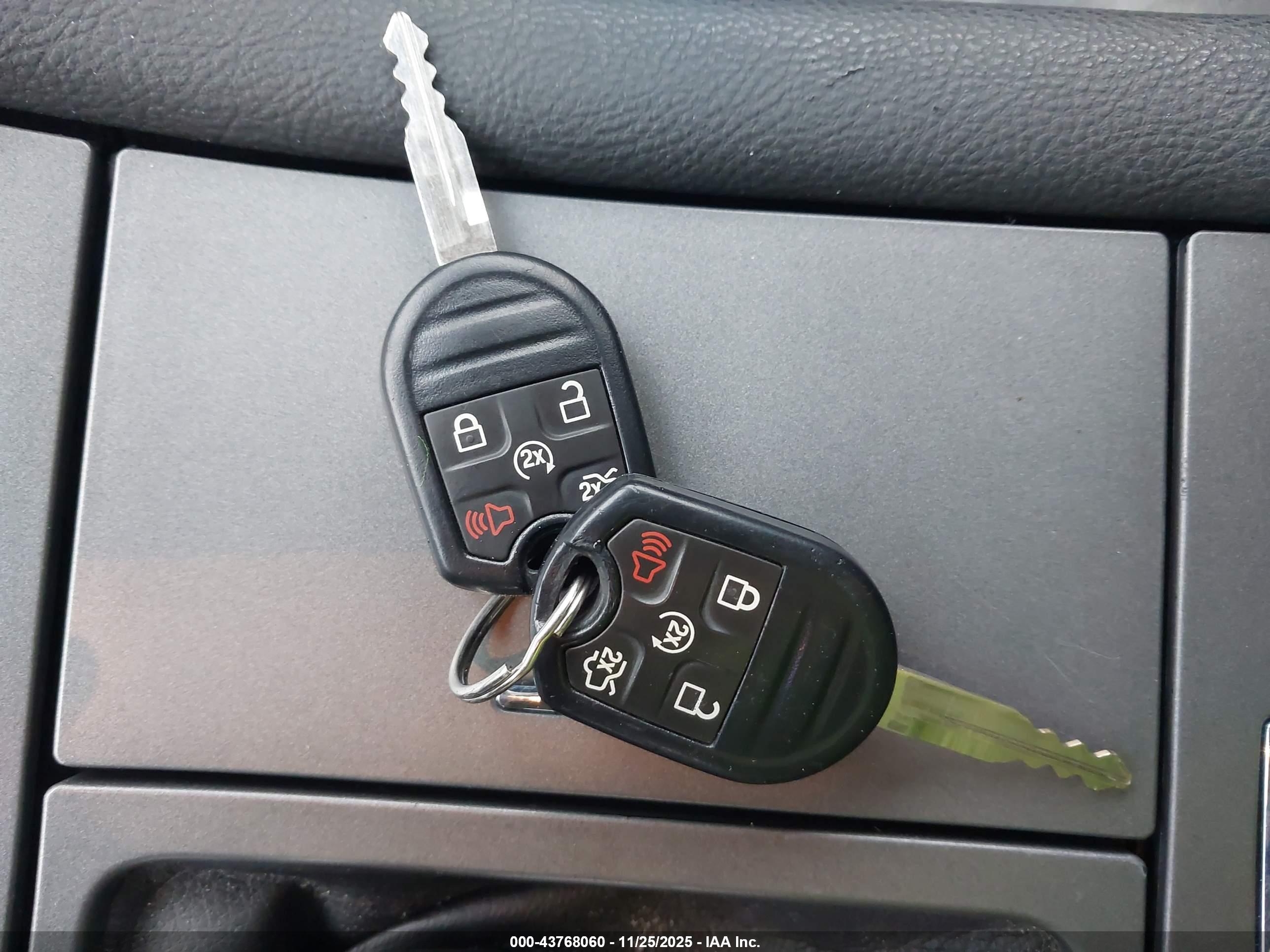 FORD TAURUS image 11