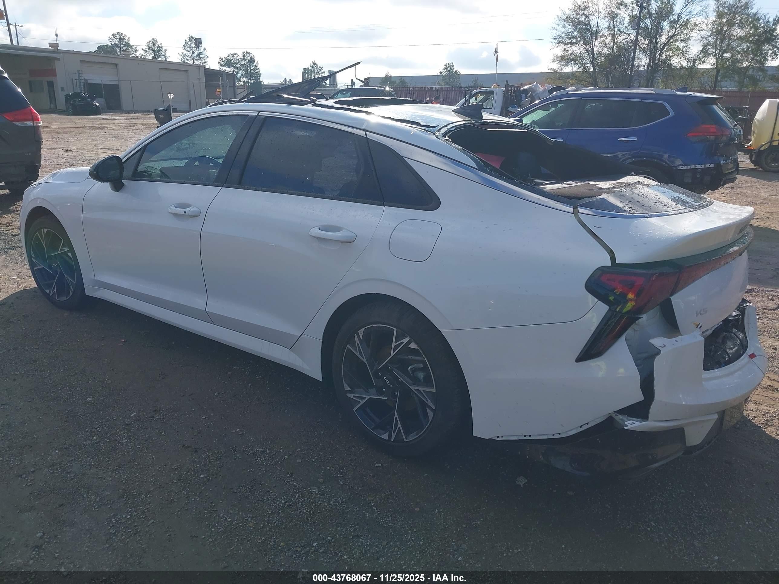 KIA K5 image 3