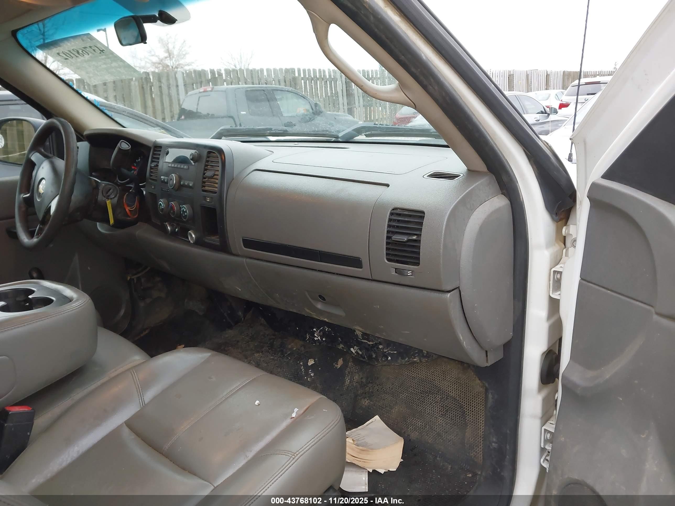 CHEVROLET SILVERADO image 5