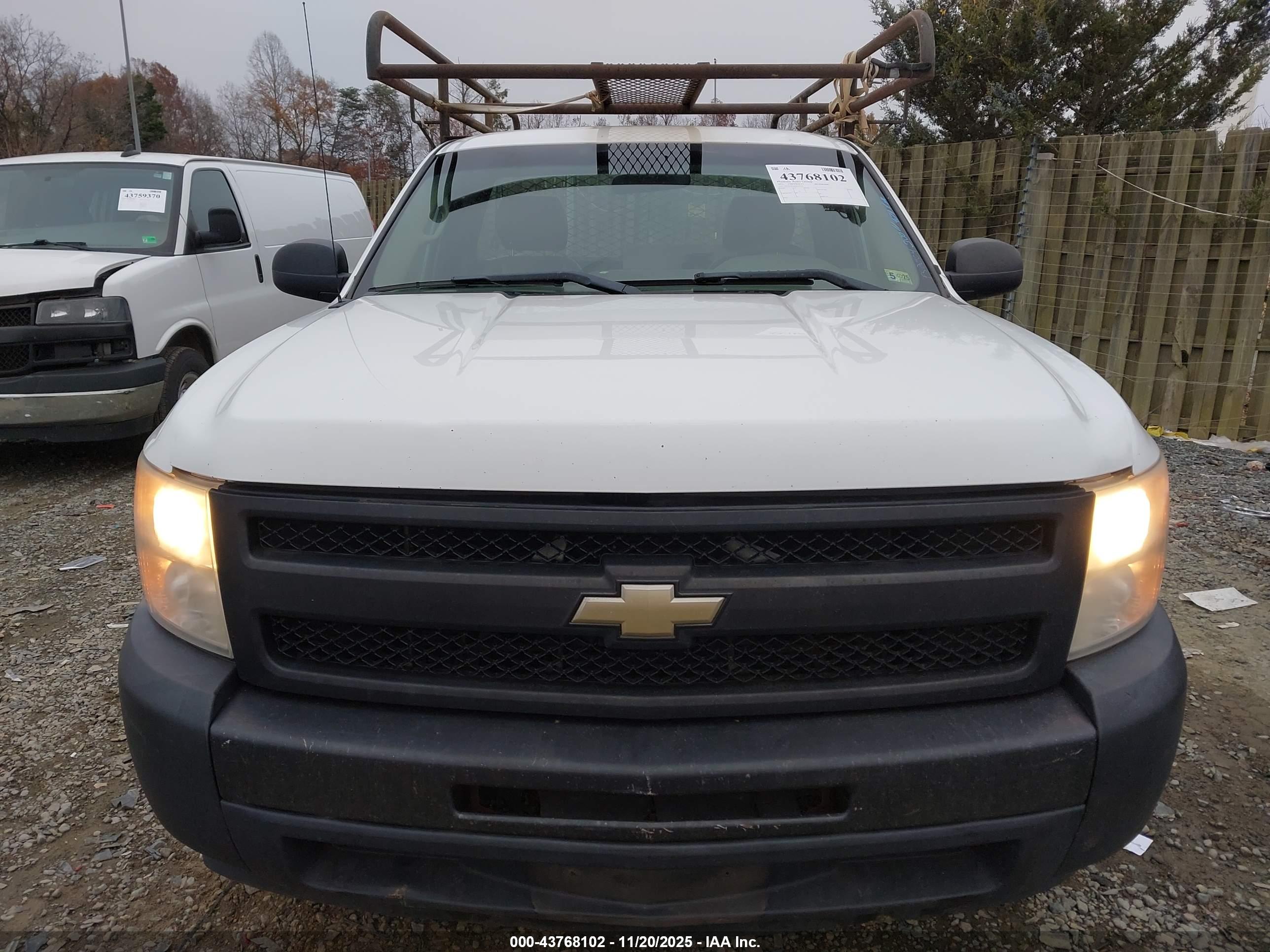 CHEVROLET SILVERADO image 6