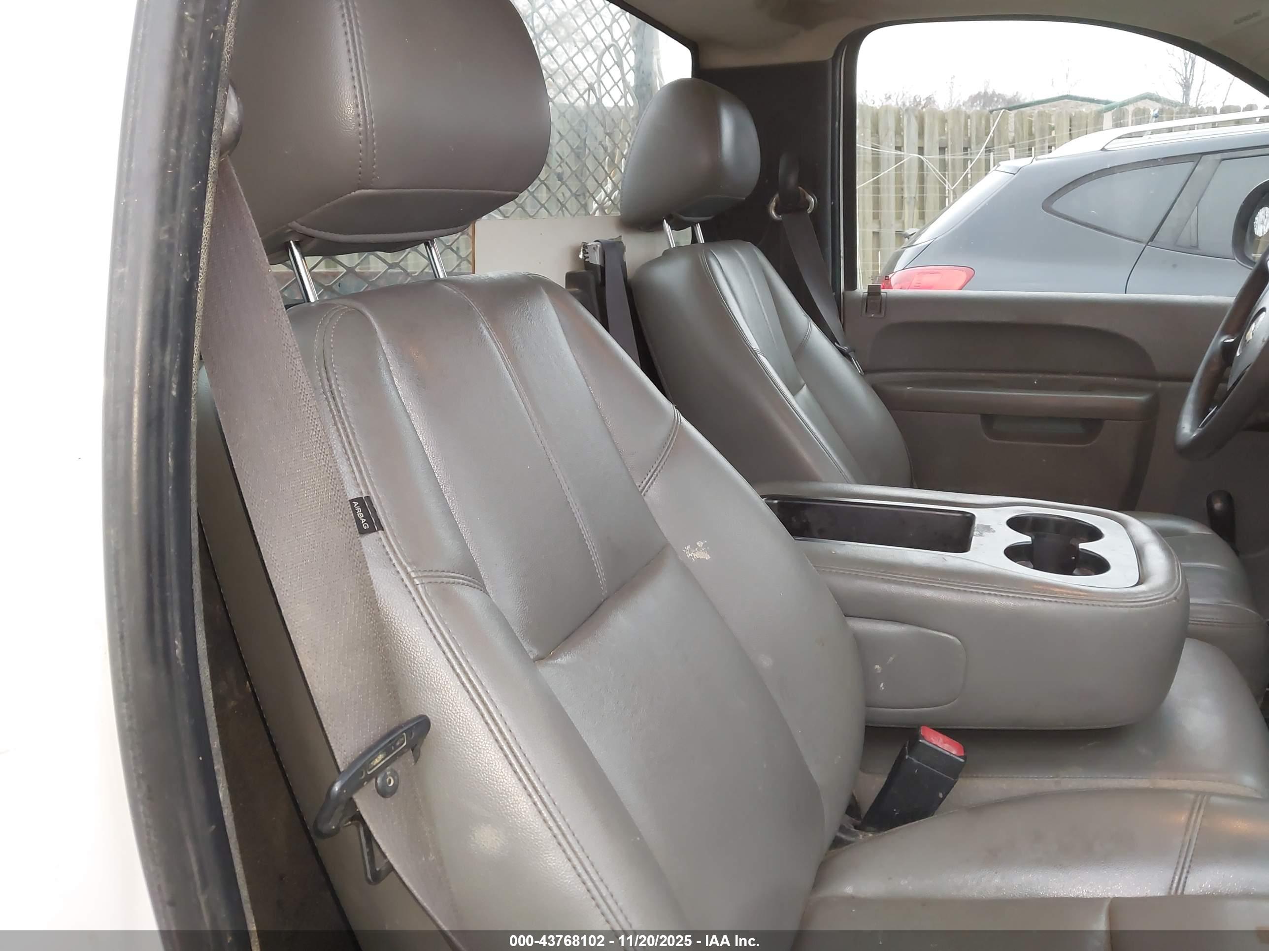 CHEVROLET SILVERADO image 8
