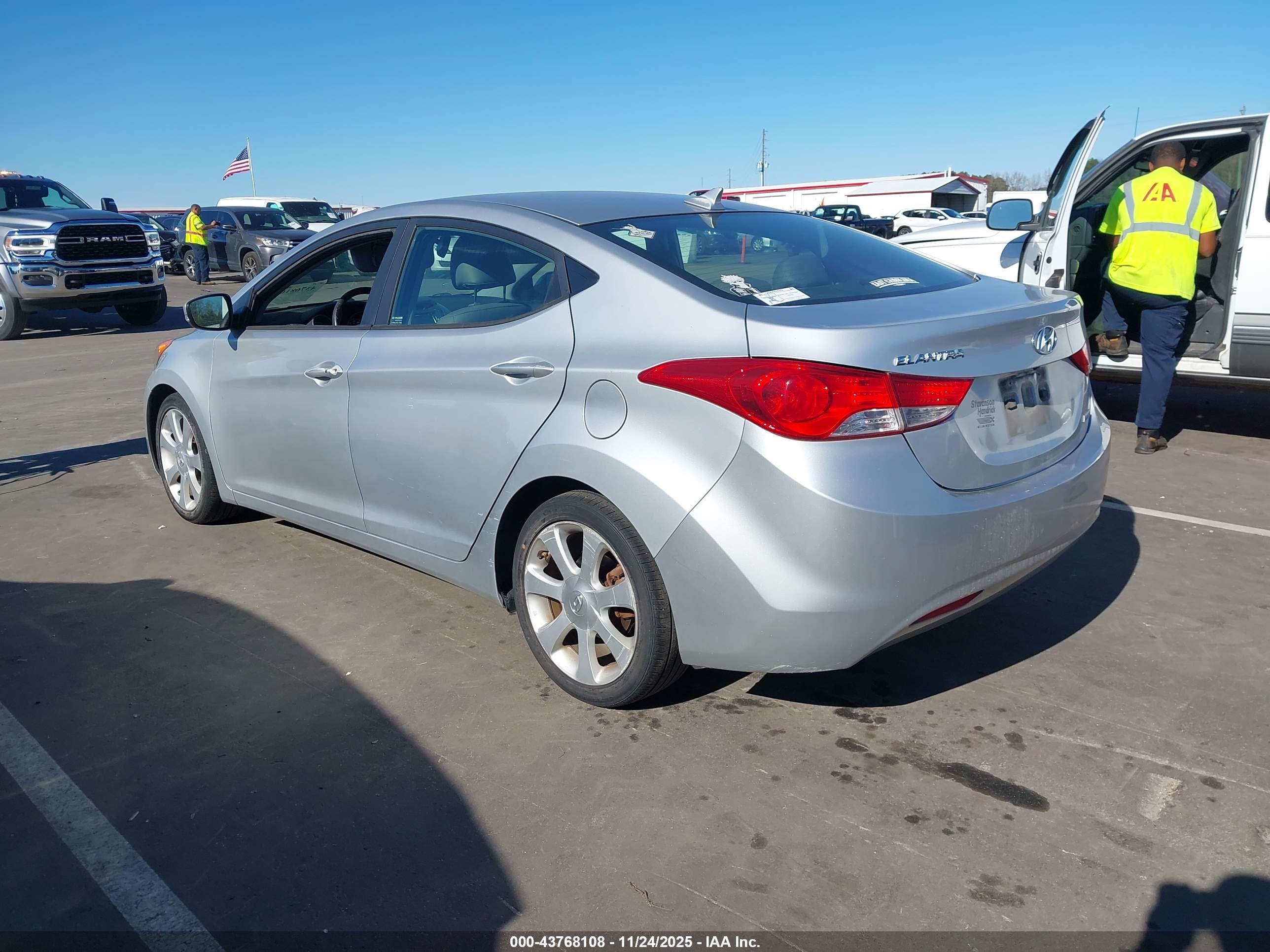 HYUNDAI ELANTRA image 3