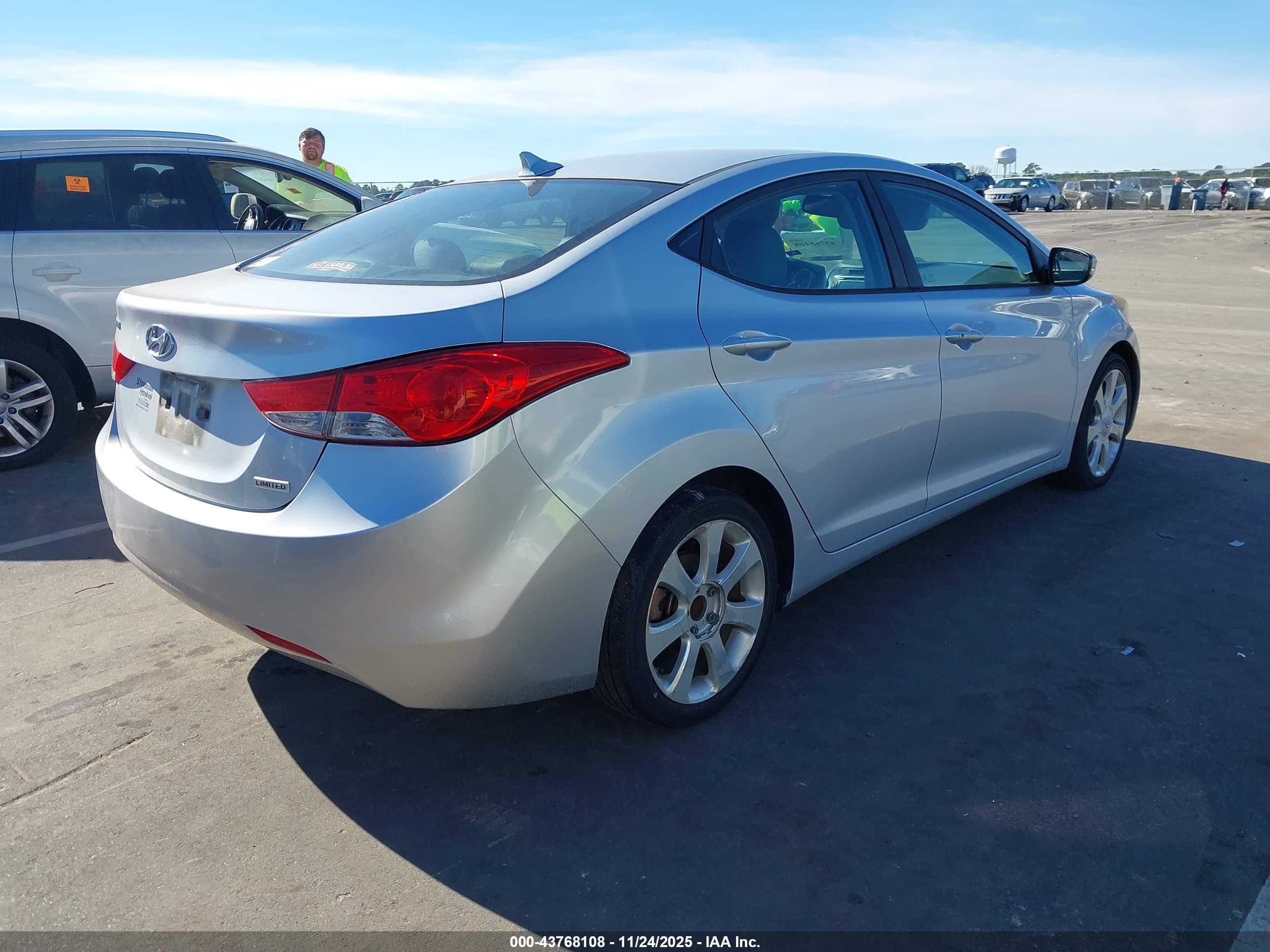 HYUNDAI ELANTRA image 4