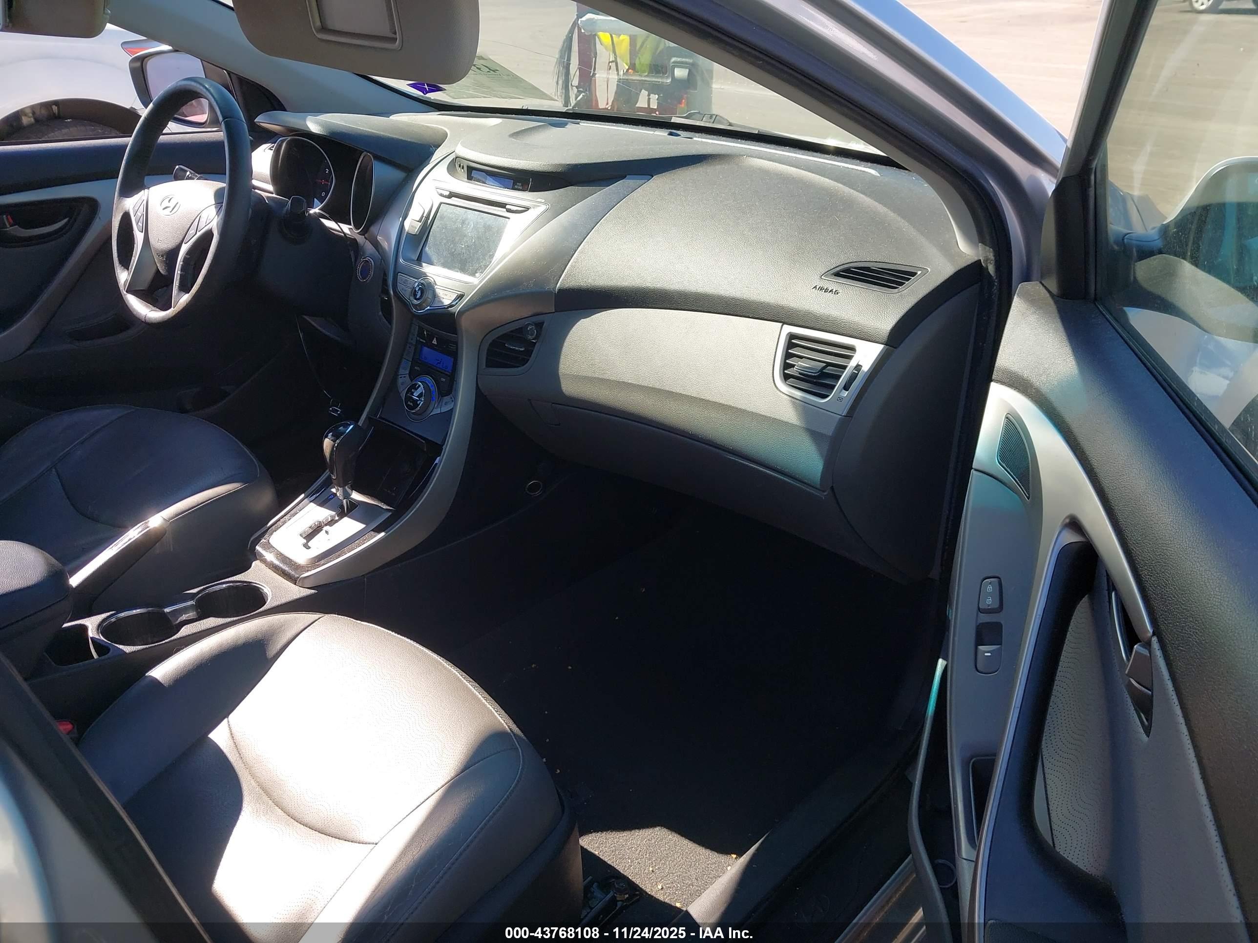 HYUNDAI ELANTRA image 5