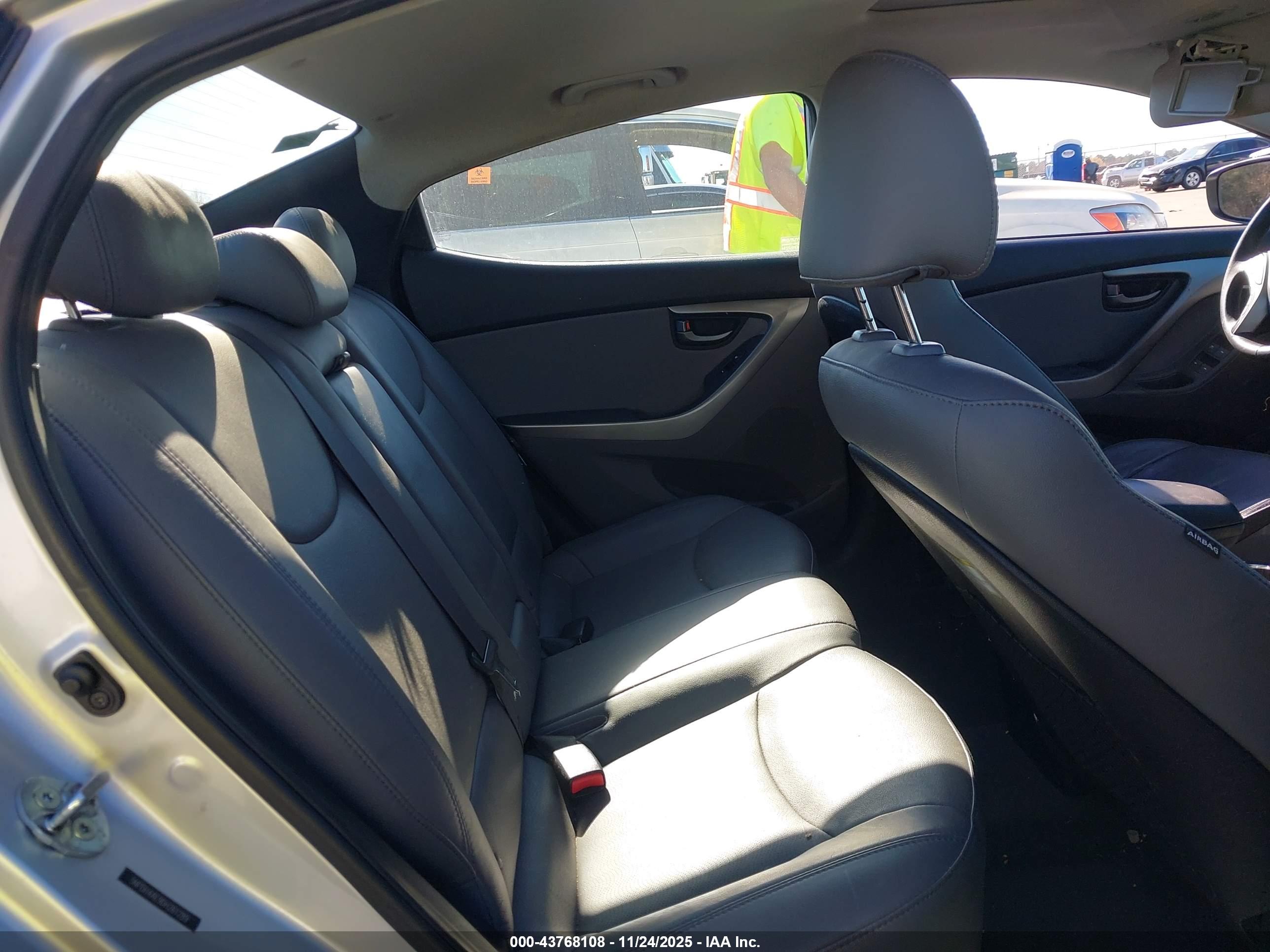 HYUNDAI ELANTRA image 8
