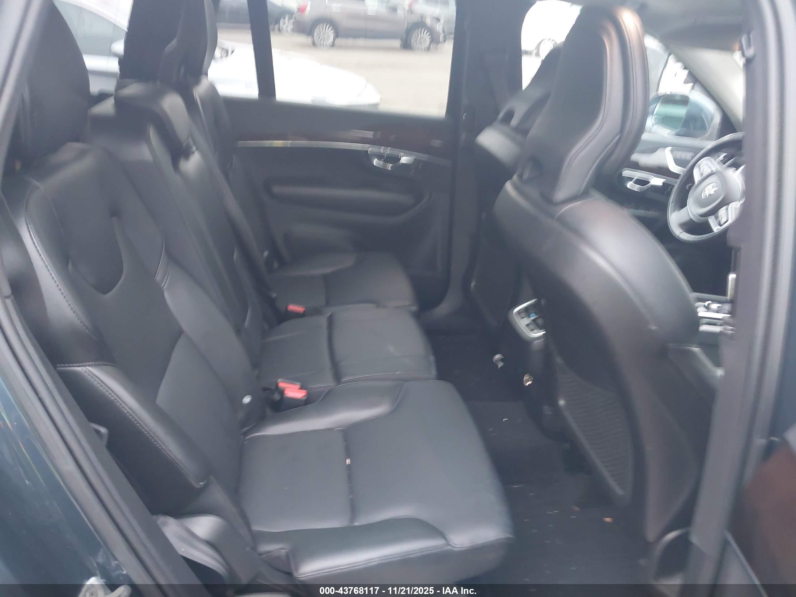 VOLVO XC90 image 8