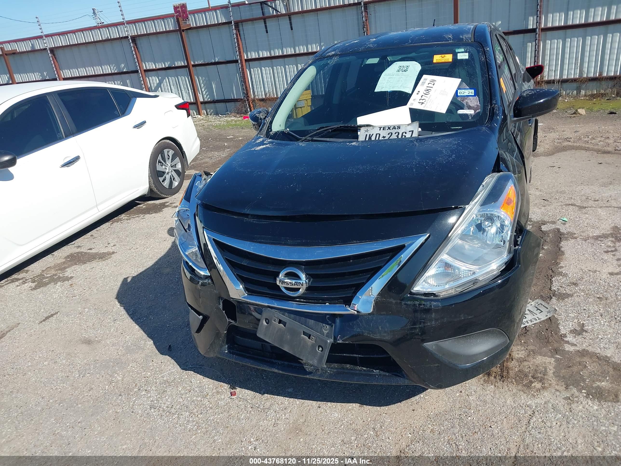 NISSAN VERSA image 10