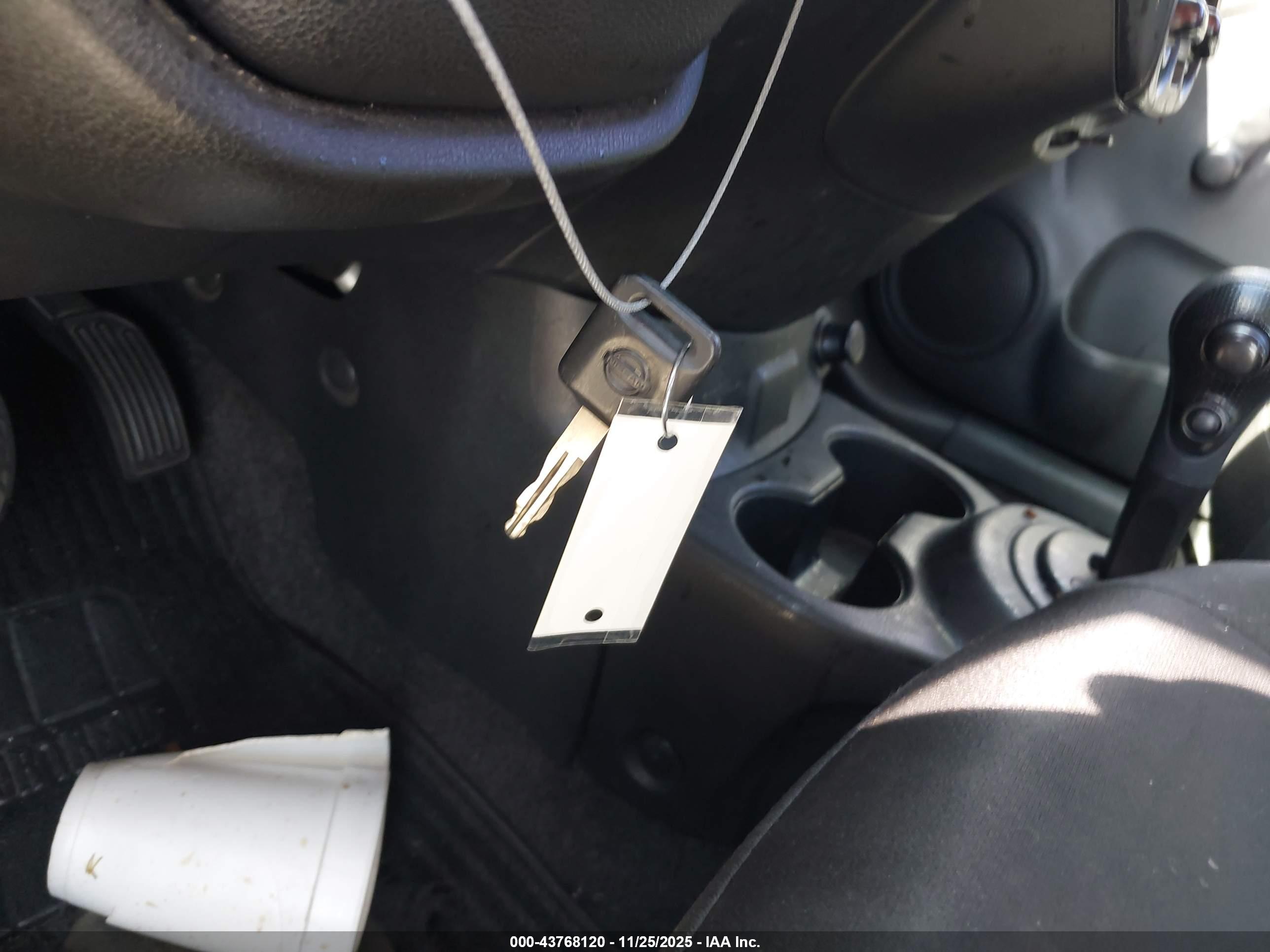 NISSAN VERSA image 11