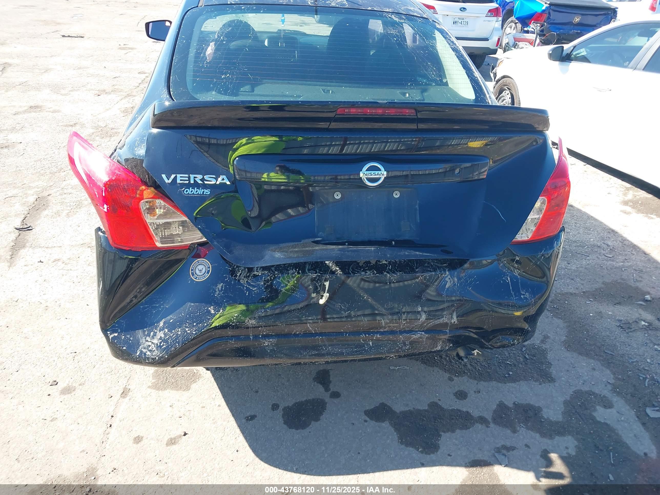 NISSAN VERSA image 6
