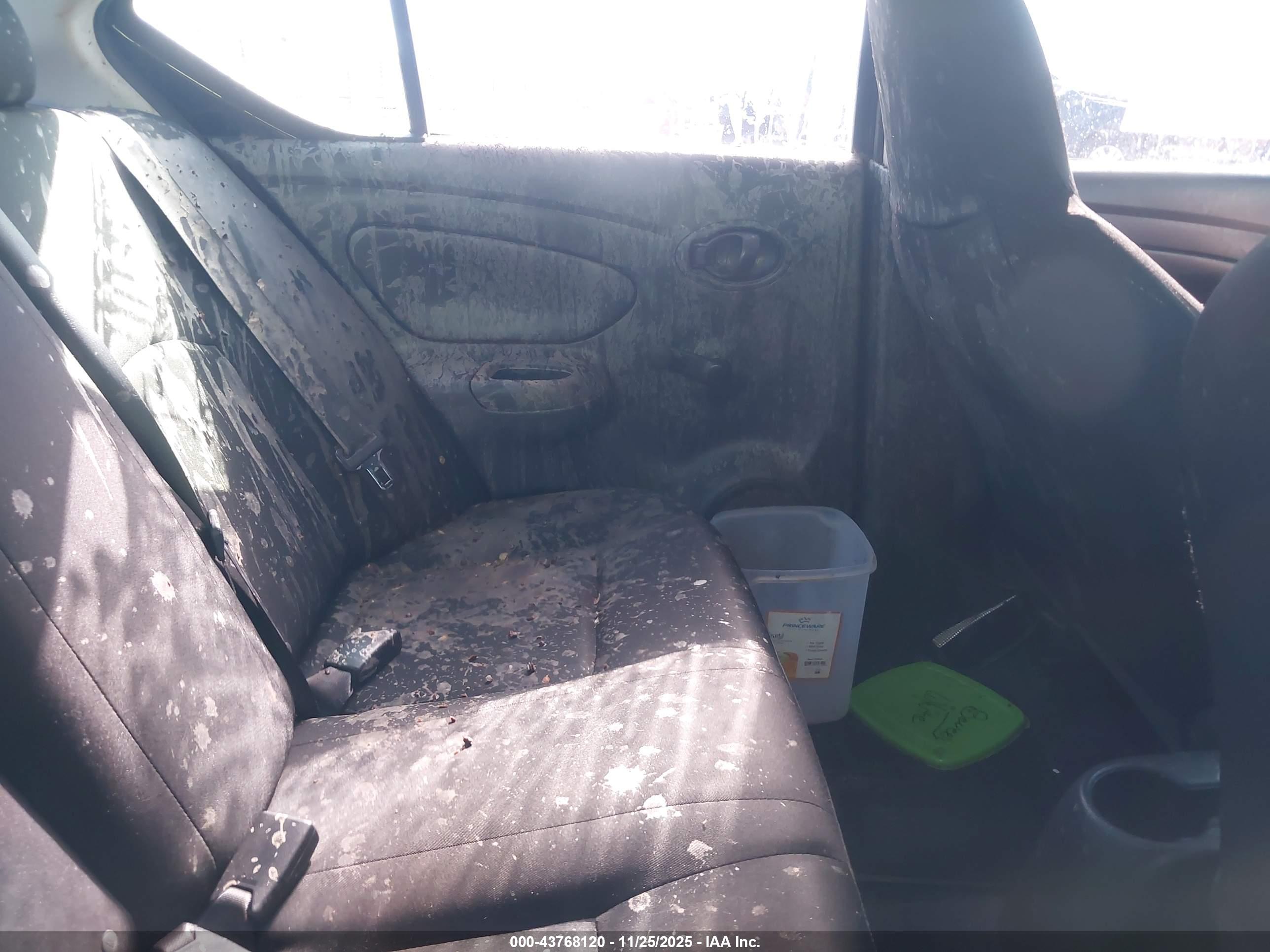 NISSAN VERSA image 8
