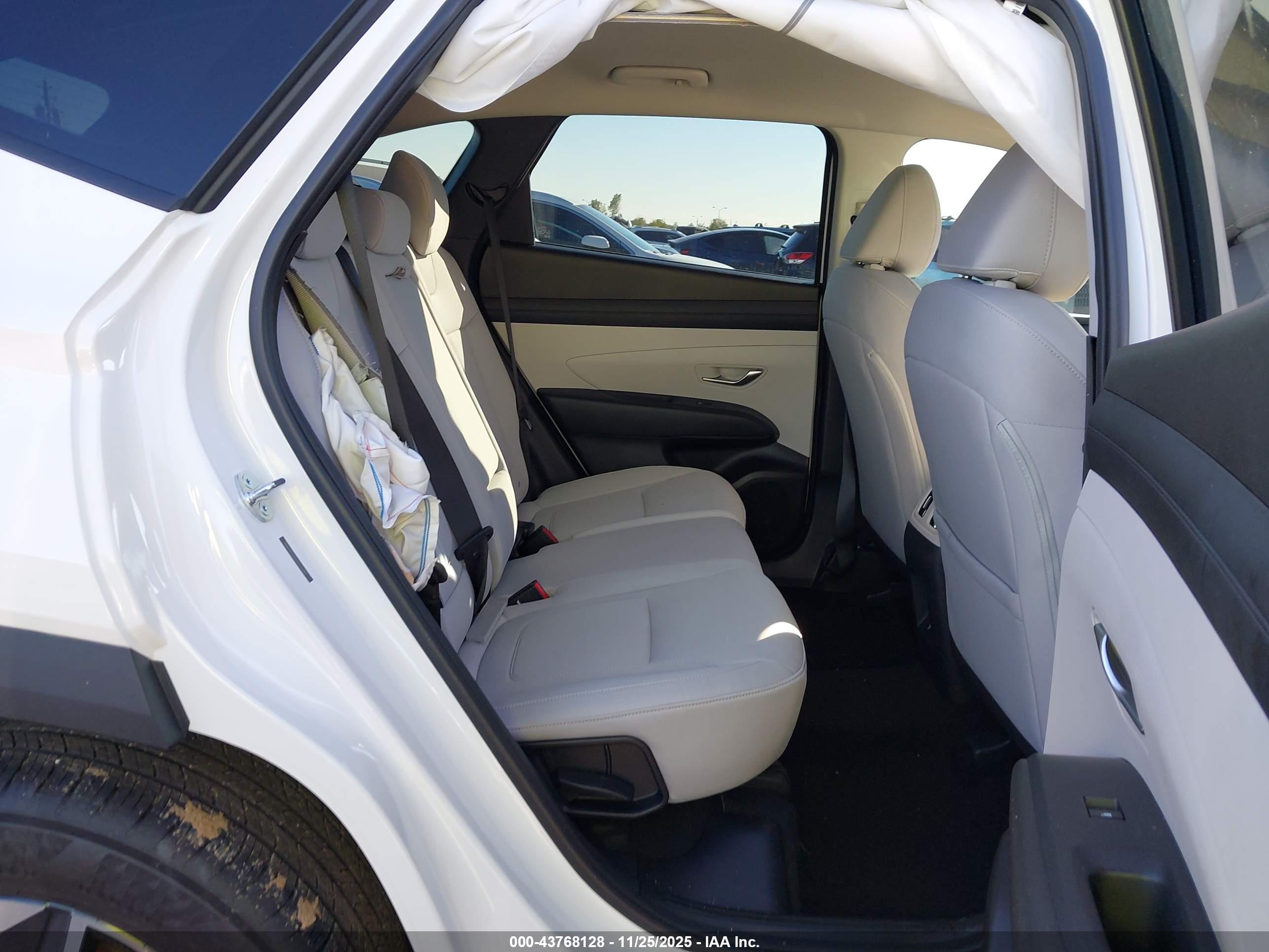 HYUNDAI TUCSON image 8