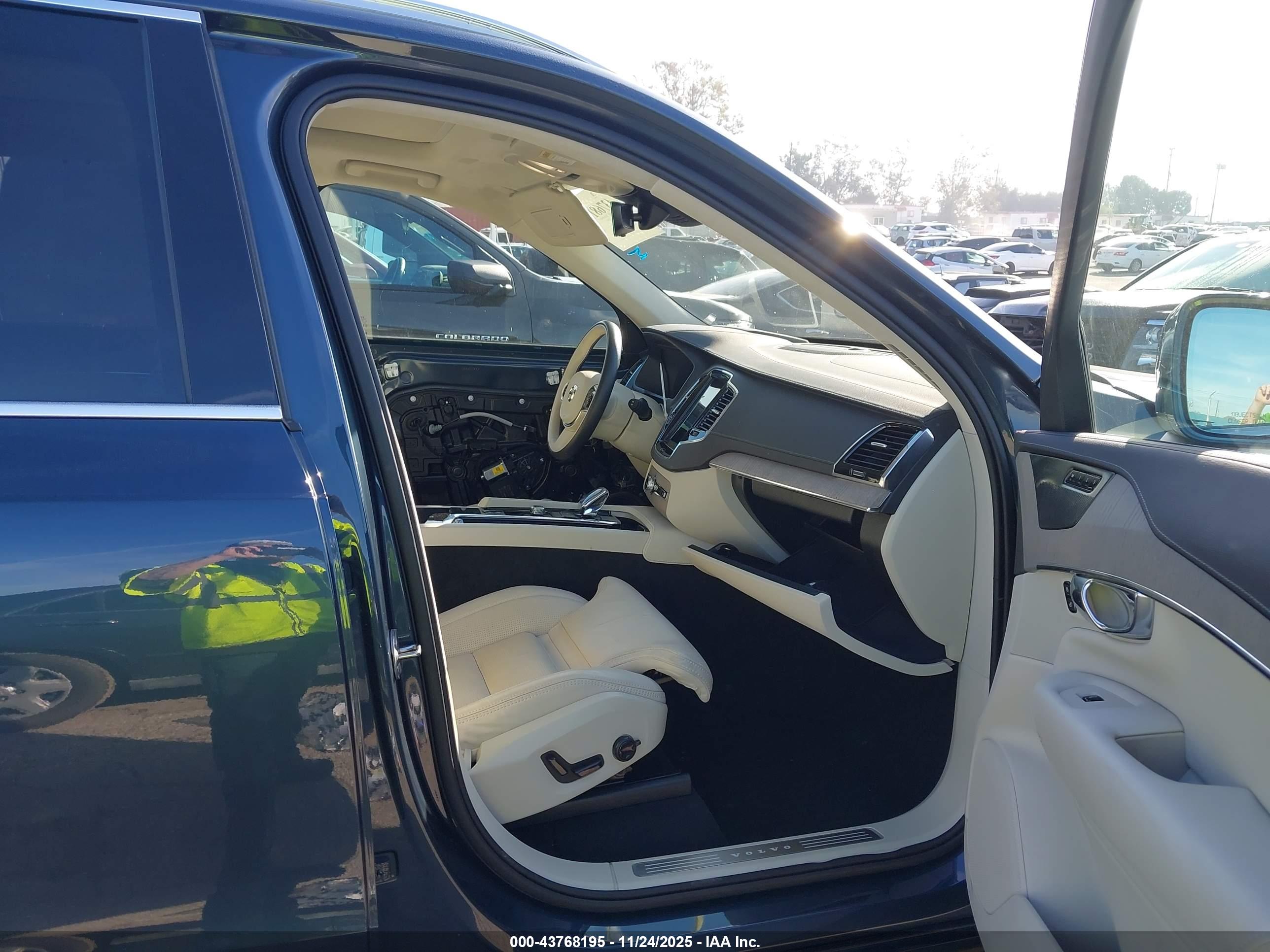 VOLVO XC90 image 5