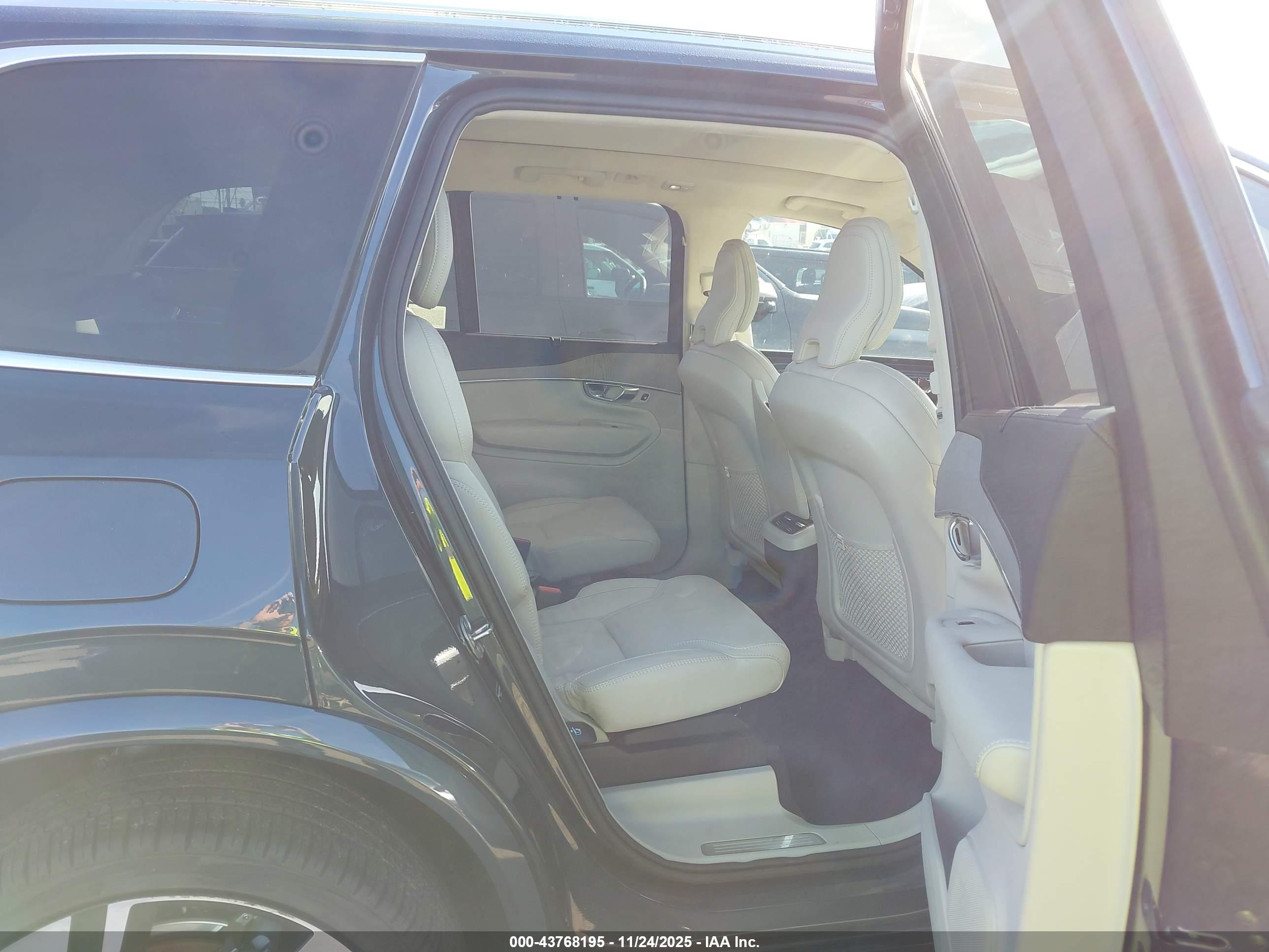 VOLVO XC90 image 8
