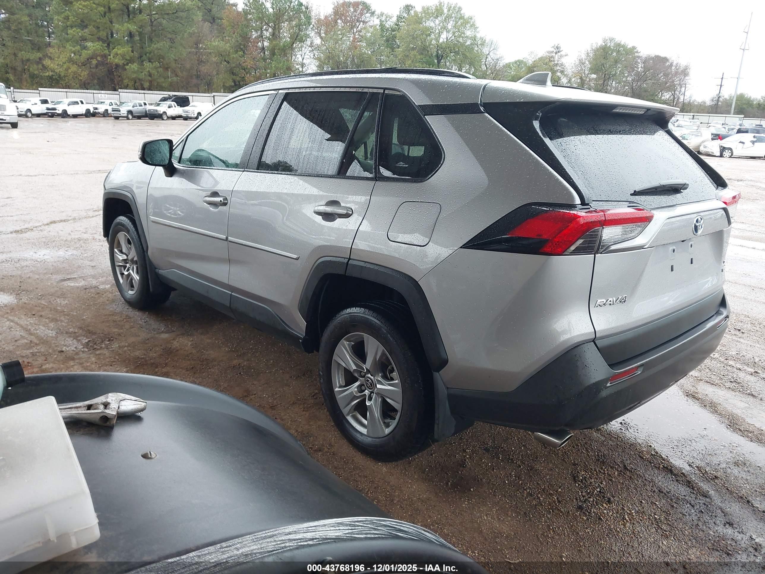 TOYOTA RAV4 image 3