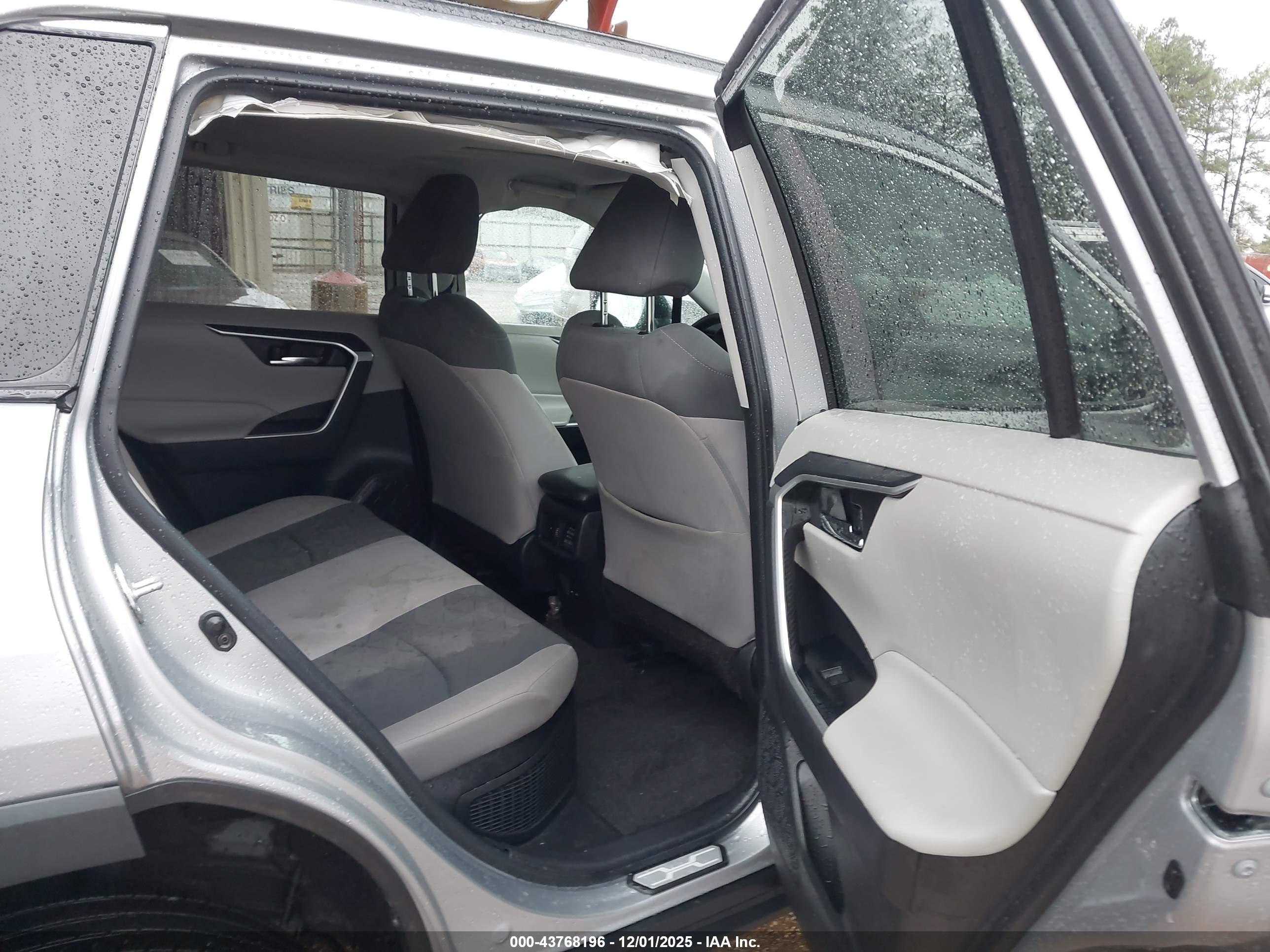 TOYOTA RAV4 image 8