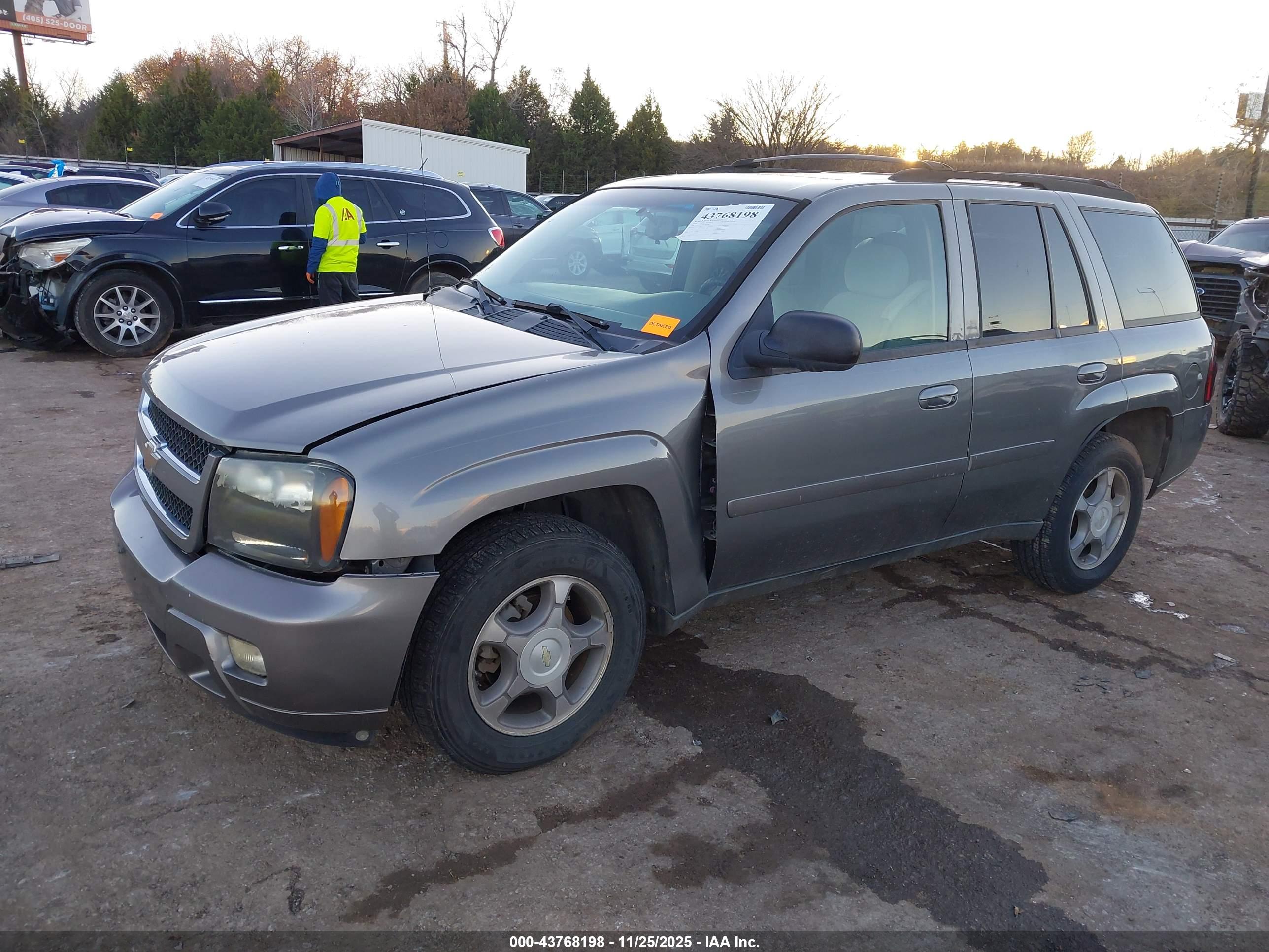 CHEVROLET TRAILBLAZER image 2