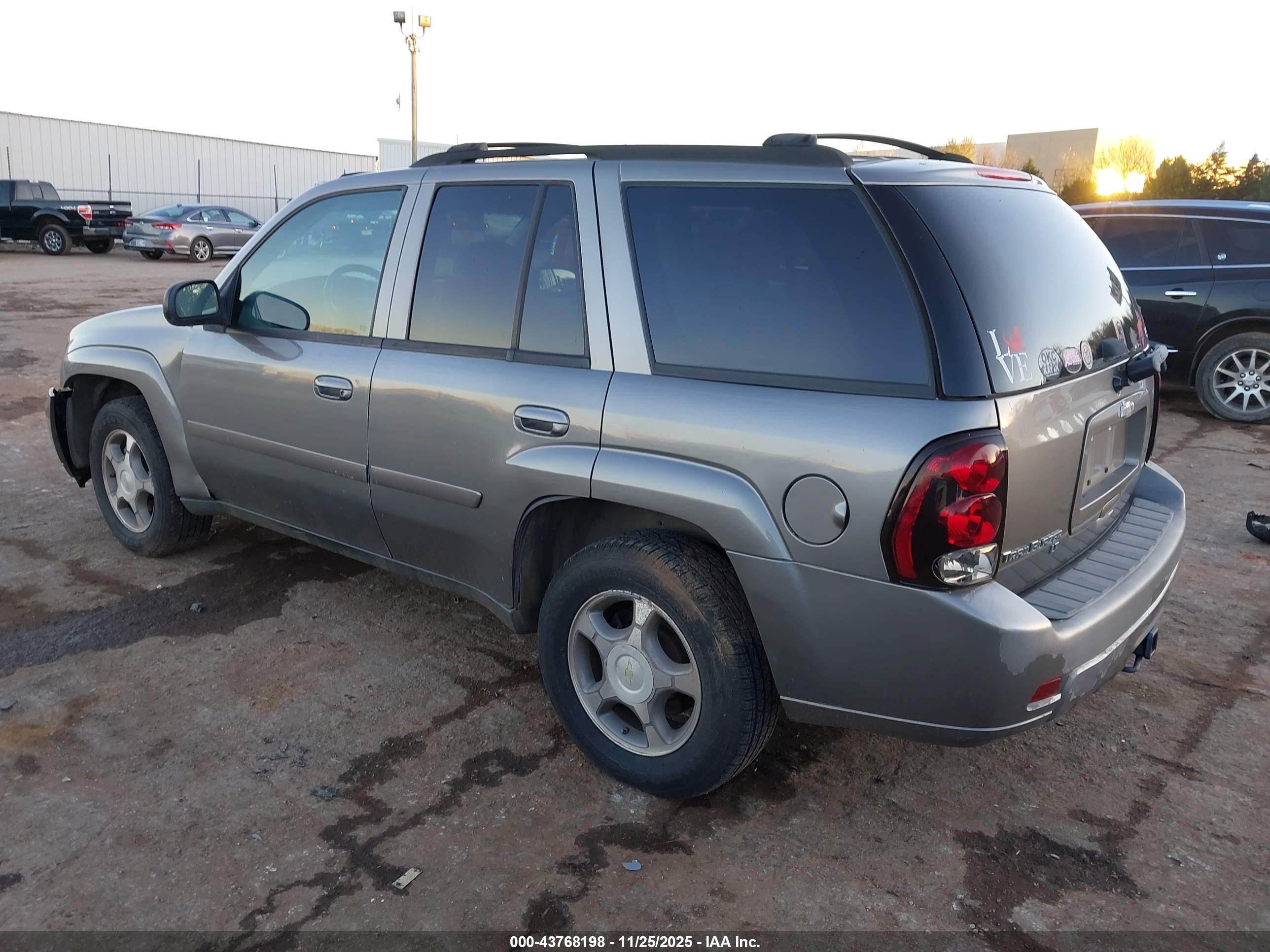 CHEVROLET TRAILBLAZER image 3