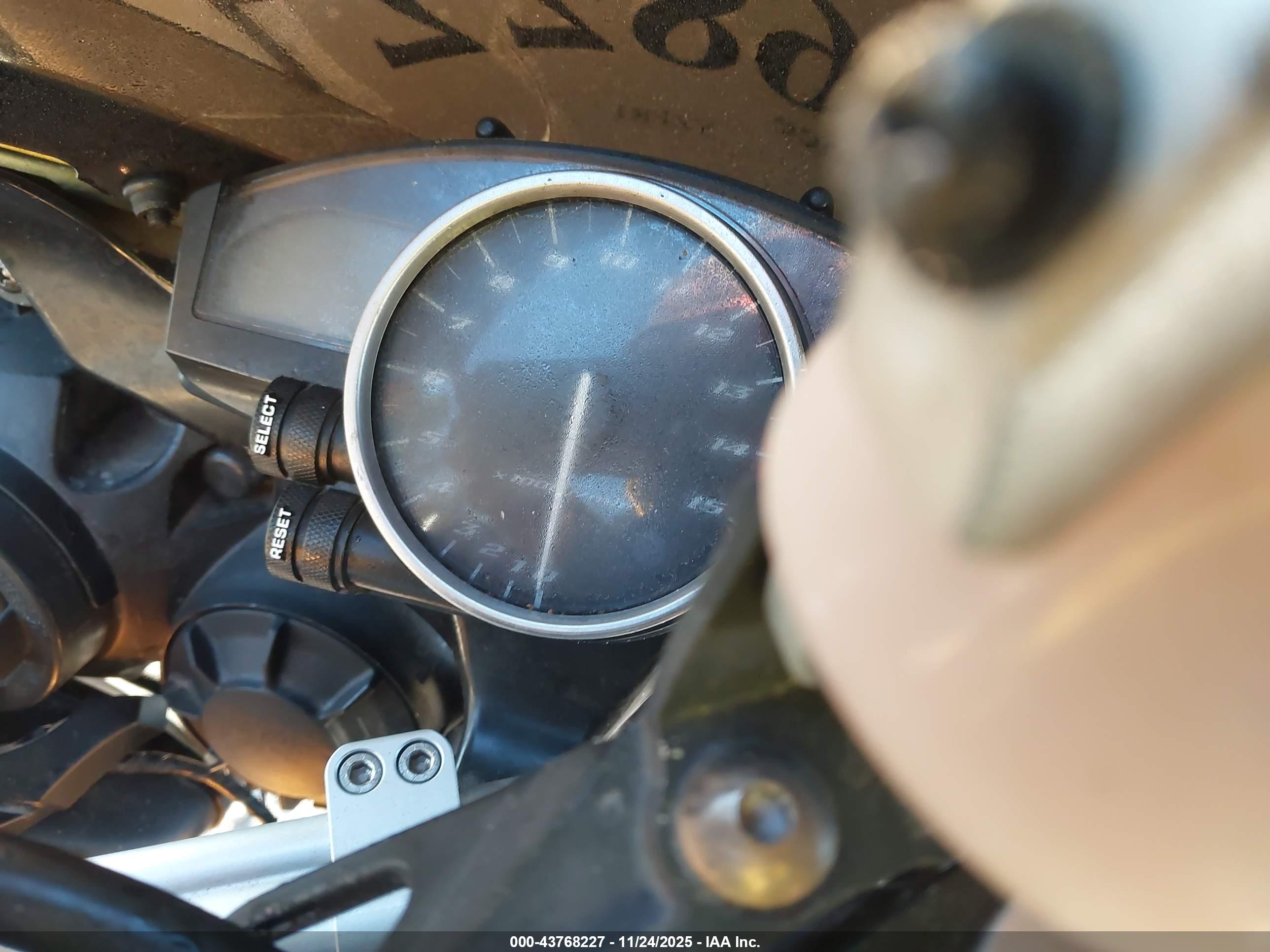 YAMAHA YZFR1 image 7