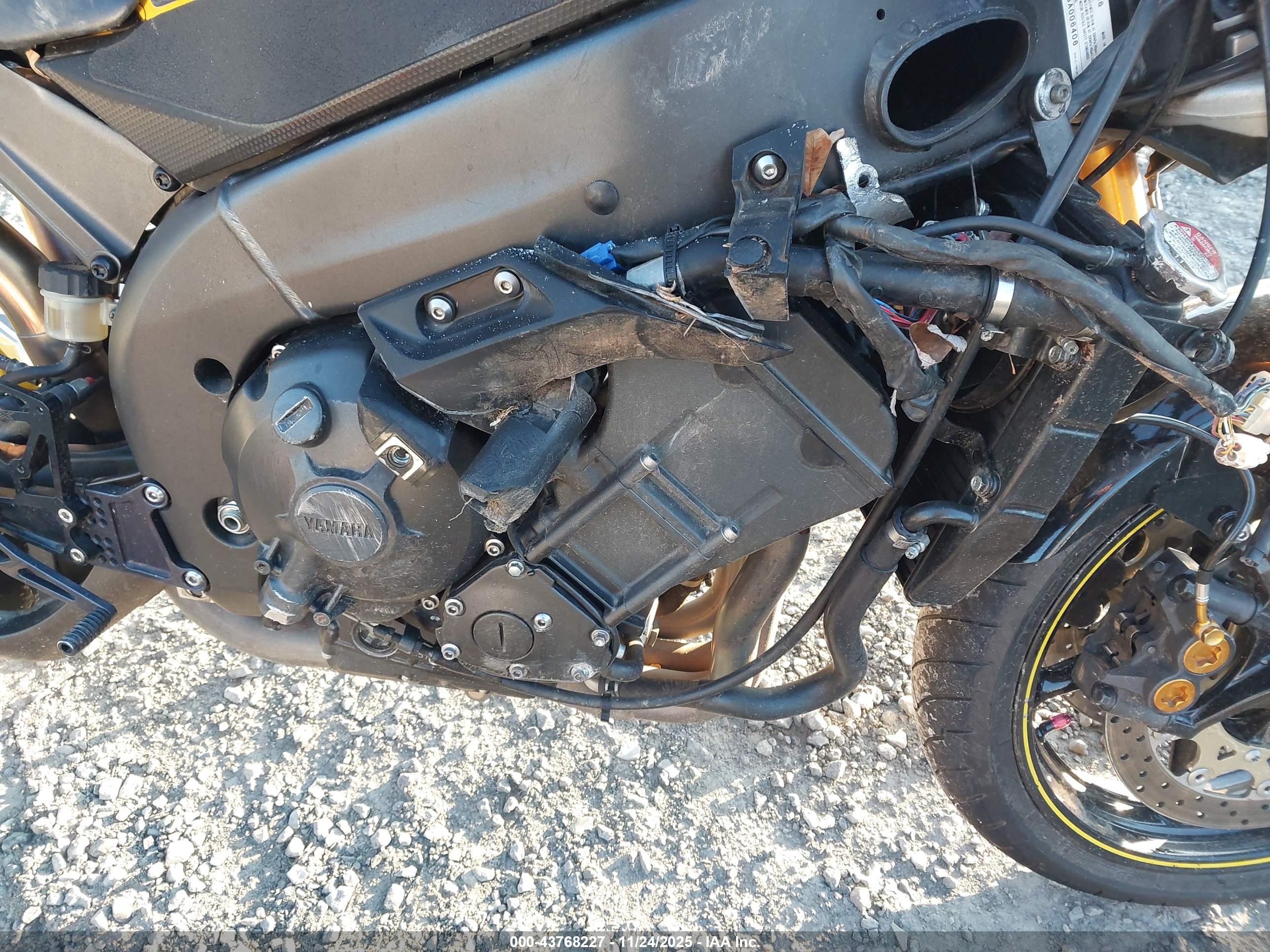 YAMAHA YZFR1 image 8