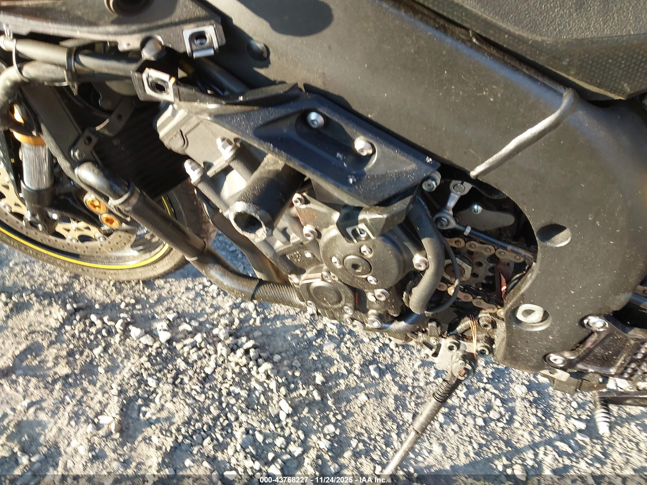 YAMAHA YZFR1 image 9