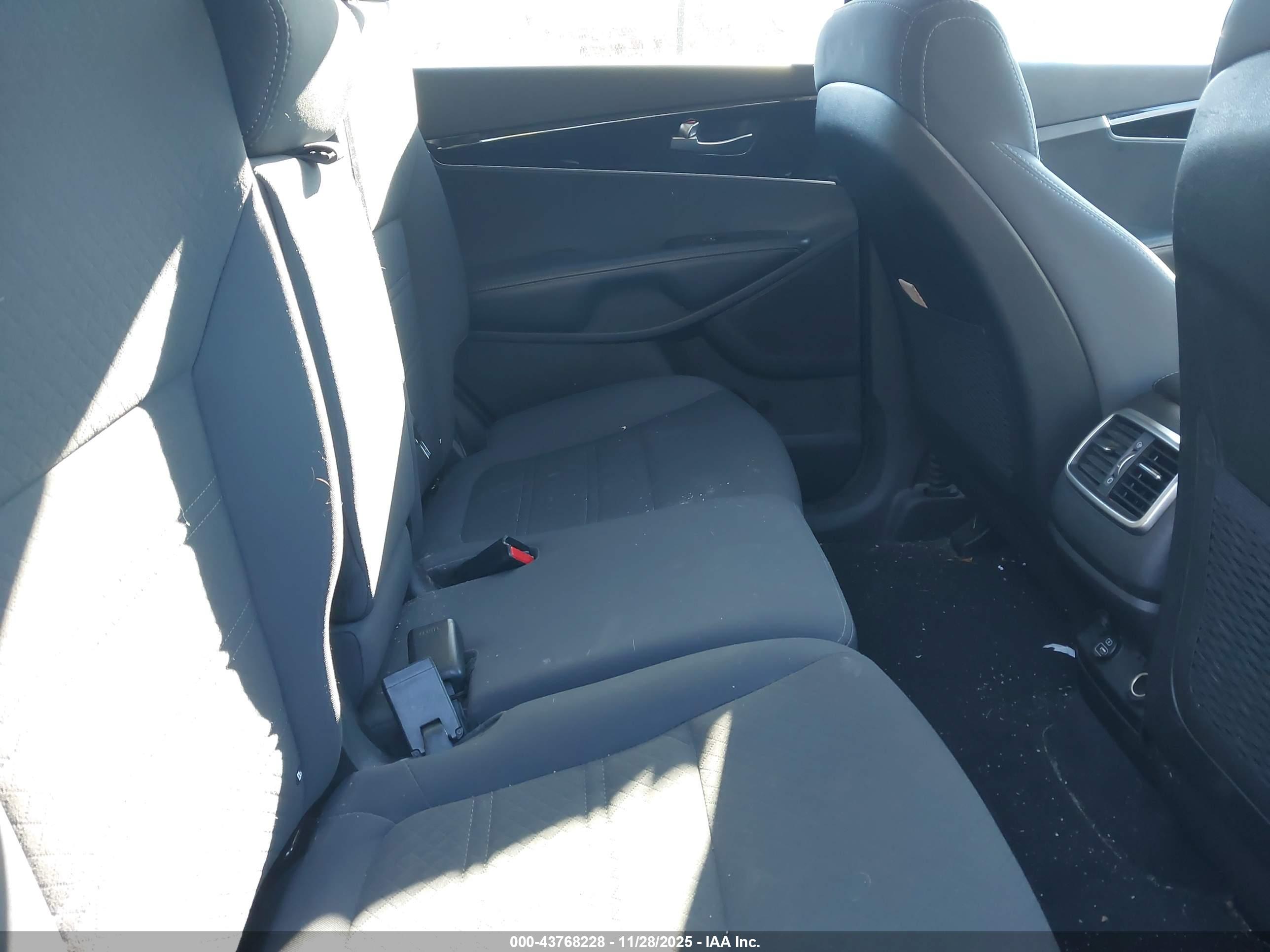 KIA SORENTO image 8