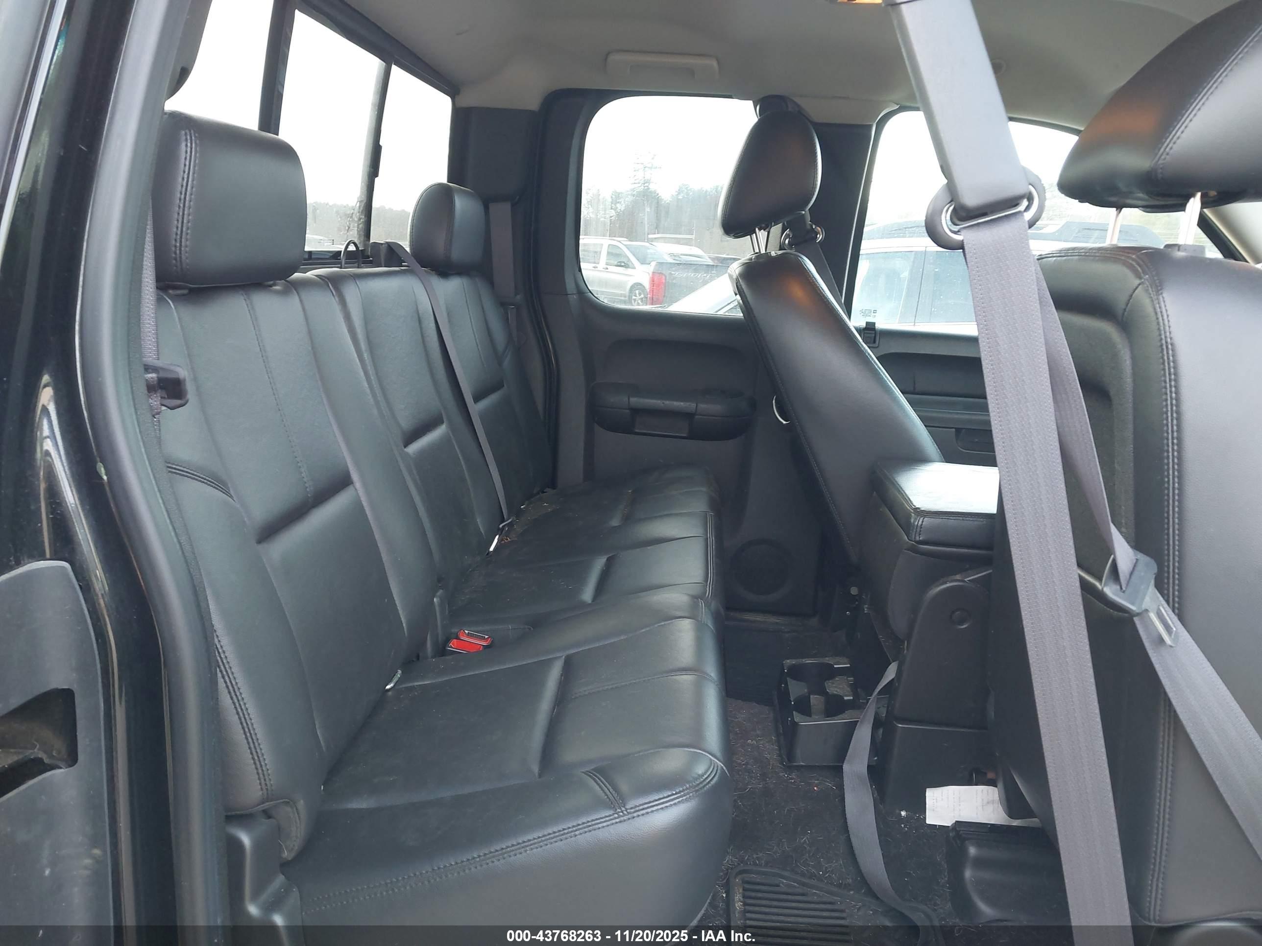 CHEVROLET SILVERADO image 8