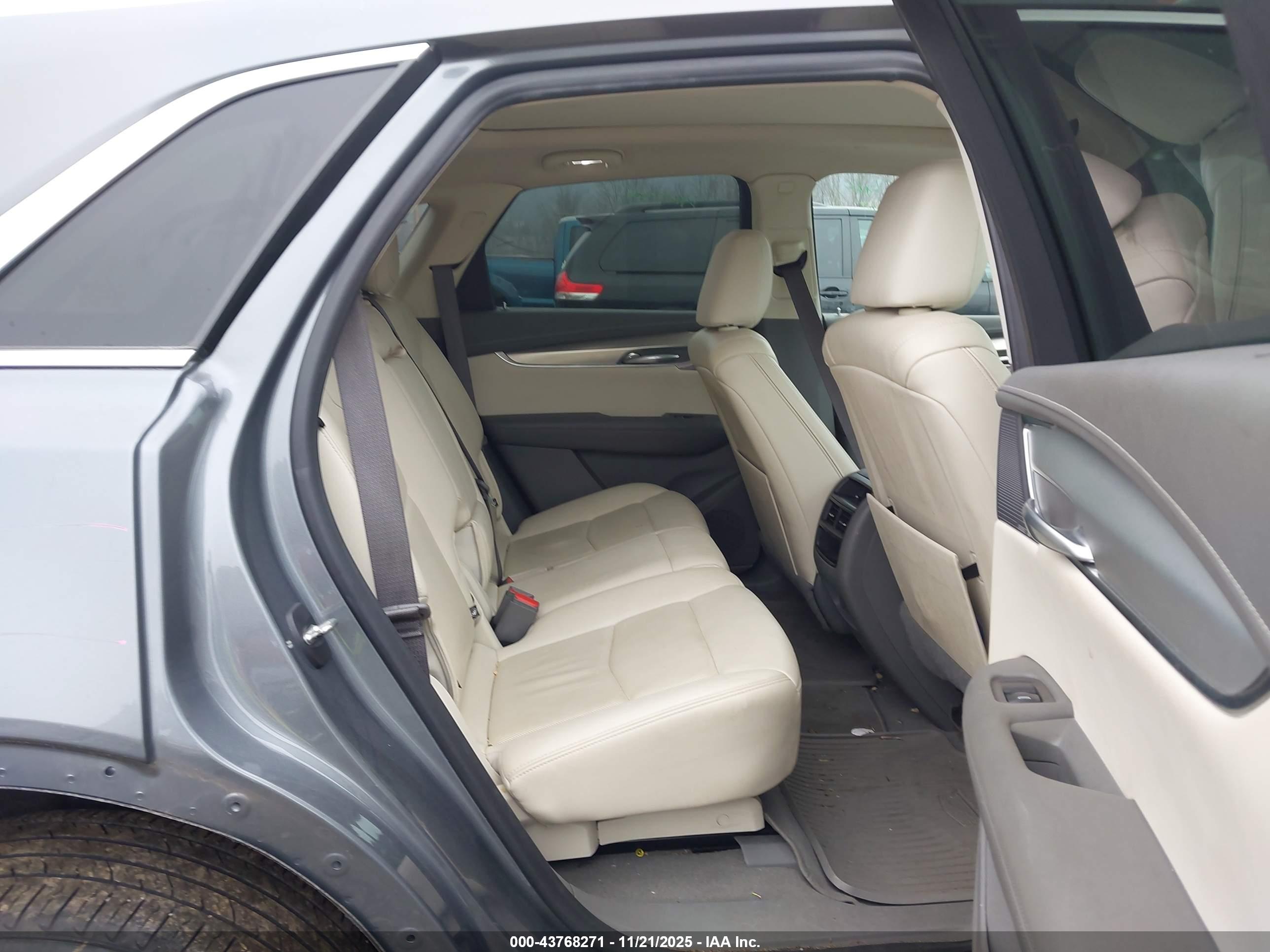 CADILLAC XT5 image 8