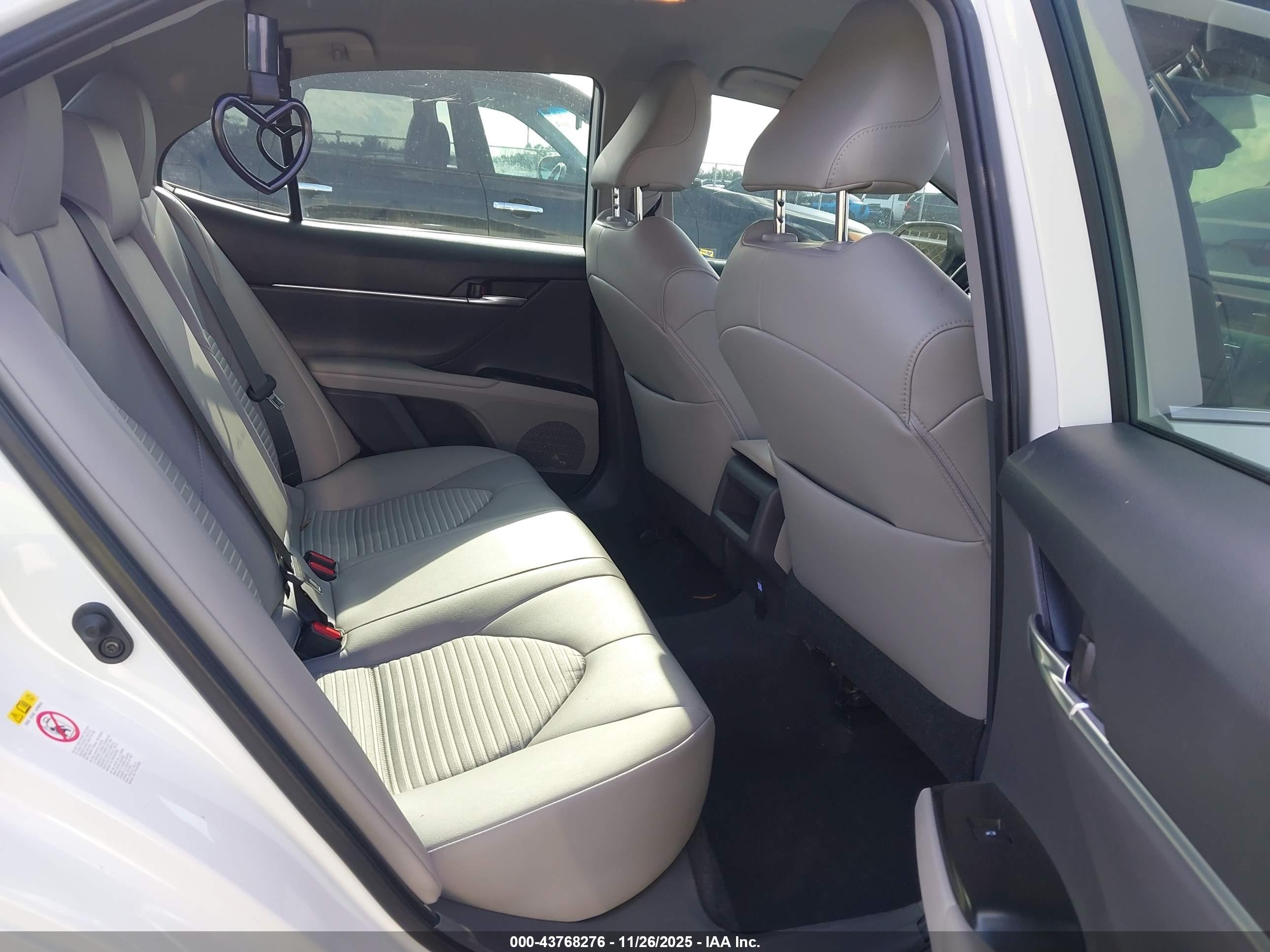 TOYOTA CAMRY image 8