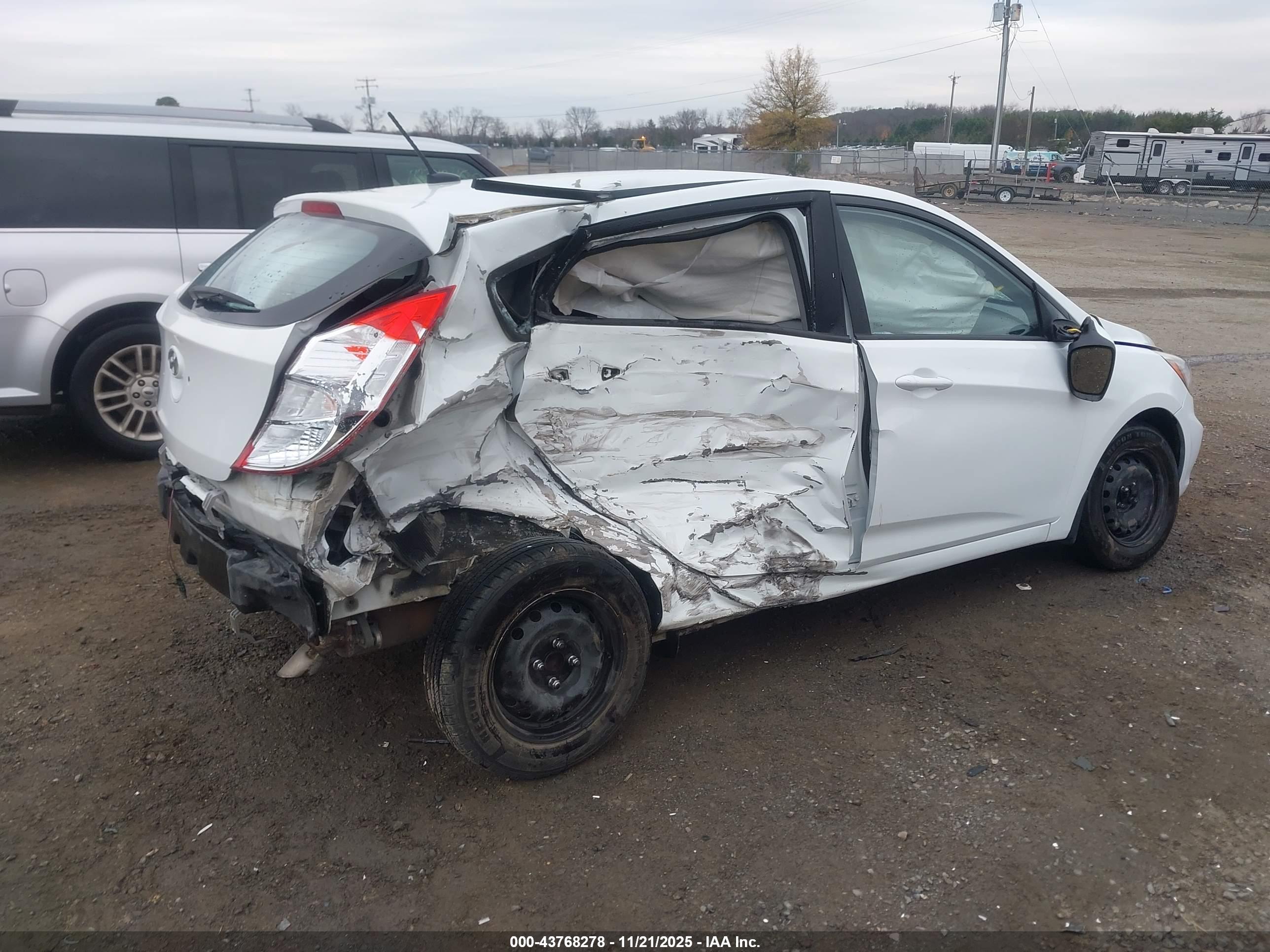HYUNDAI ACCENT image 4