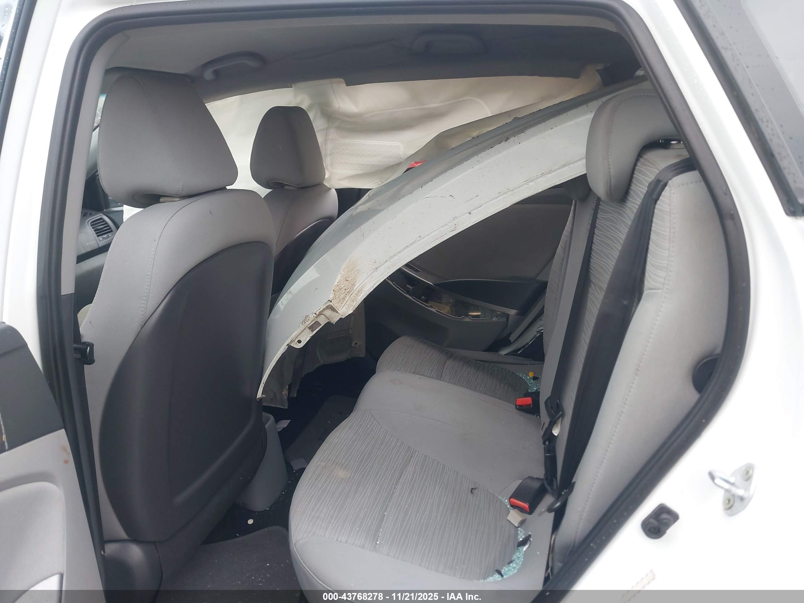HYUNDAI ACCENT image 8