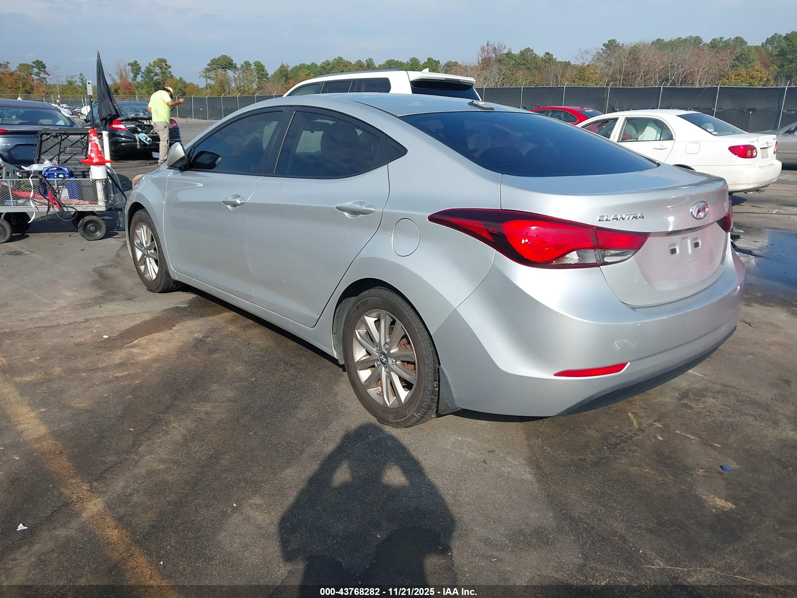 HYUNDAI ELANTRA image 3