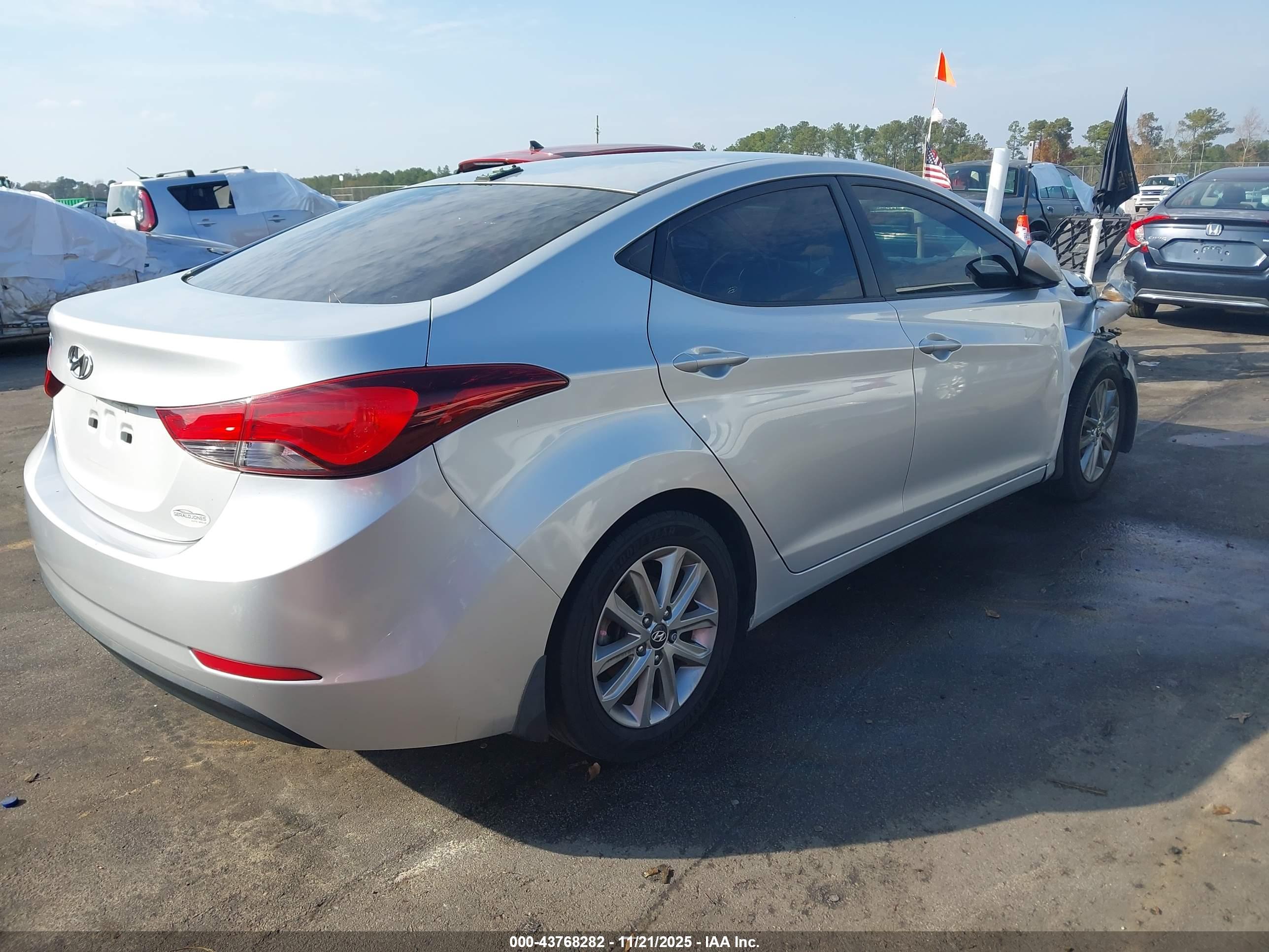 HYUNDAI ELANTRA image 4
