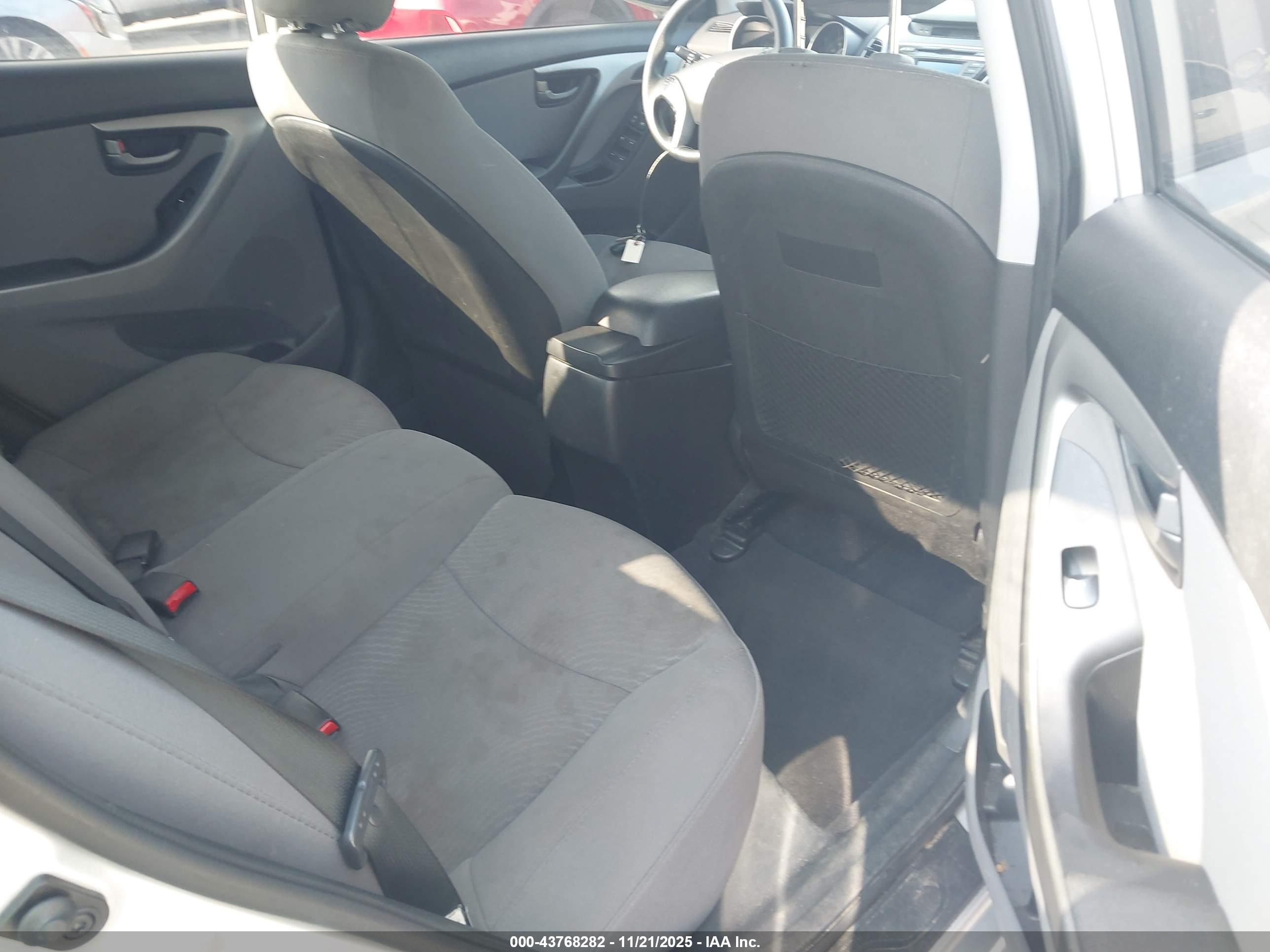 HYUNDAI ELANTRA image 8
