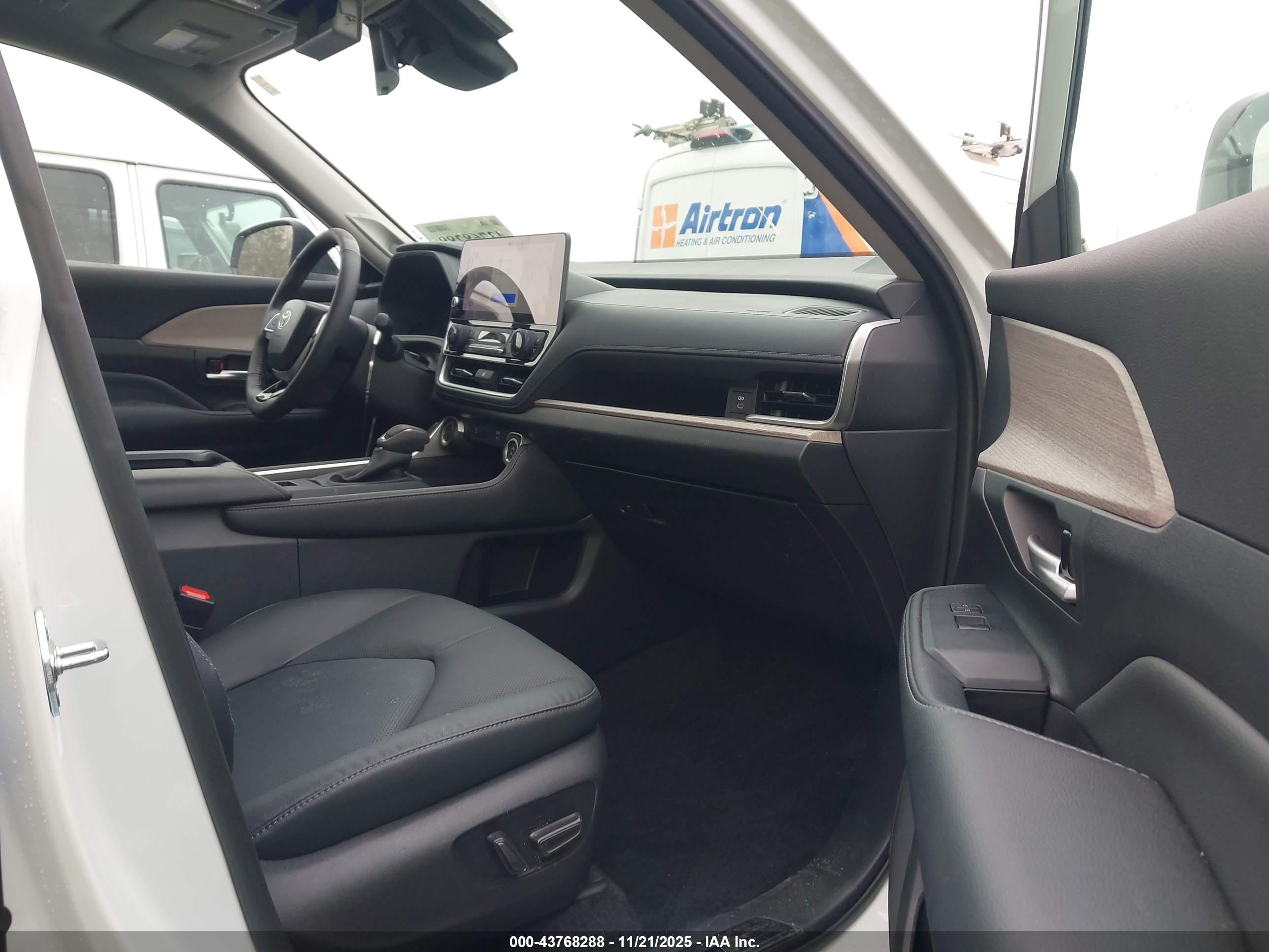 TOYOTA GRAND image 5