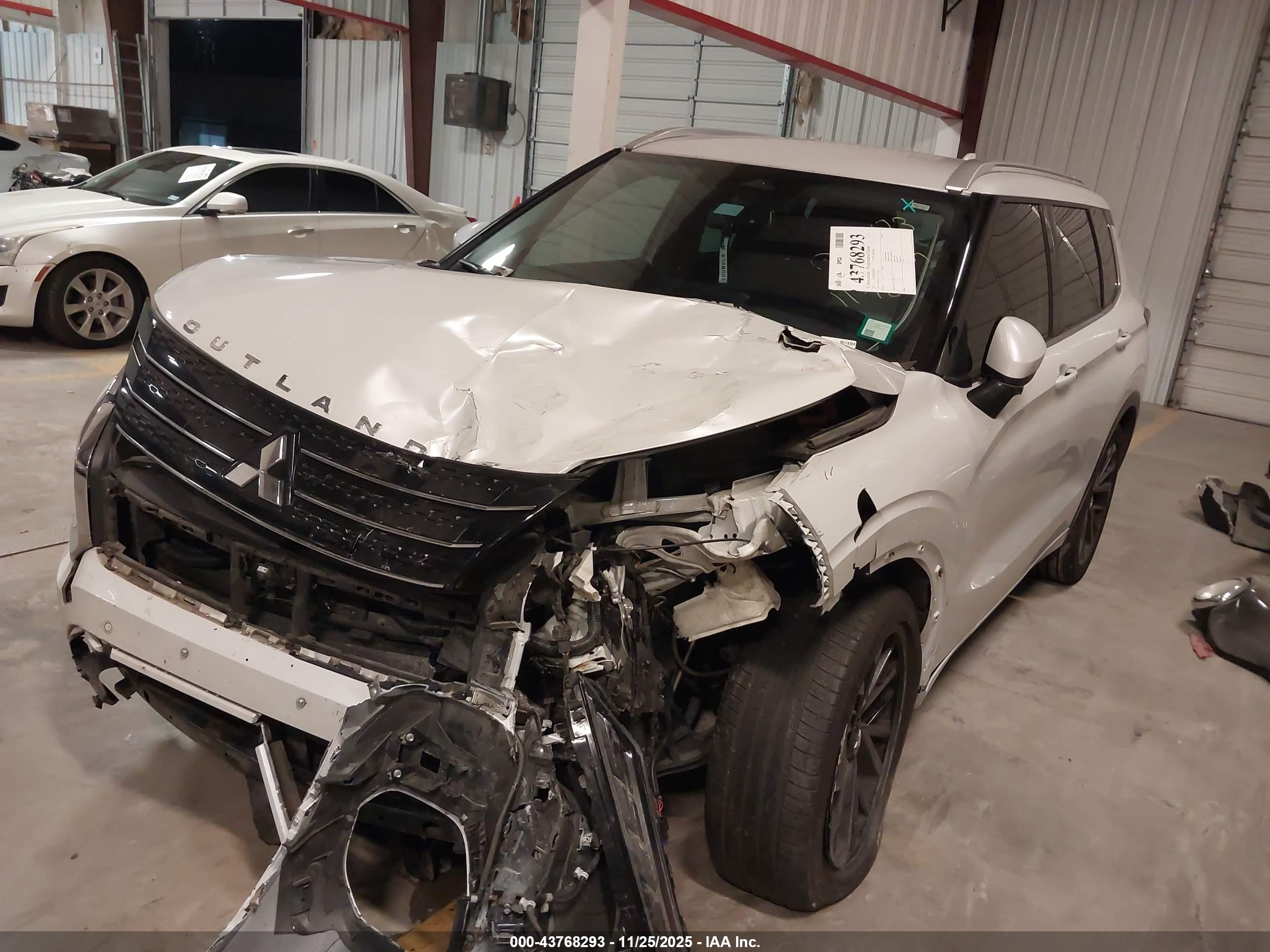MITSUBISHI OUTLANDER image 2