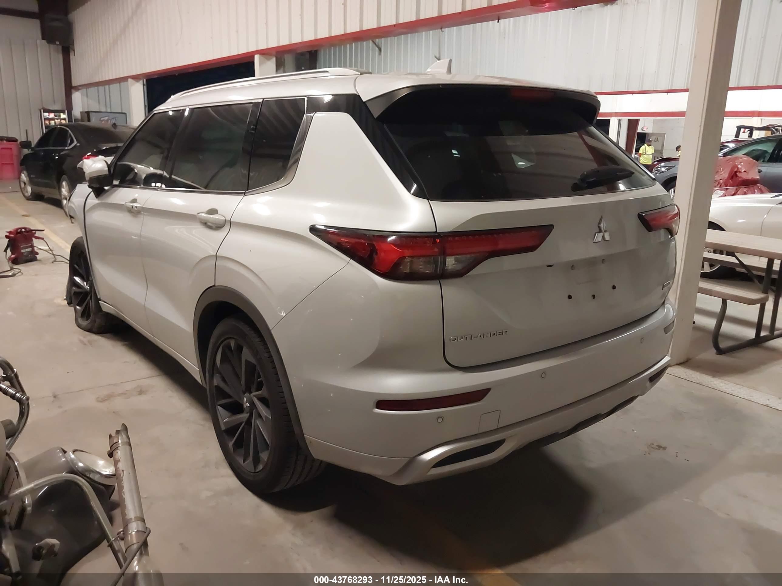 MITSUBISHI OUTLANDER image 3