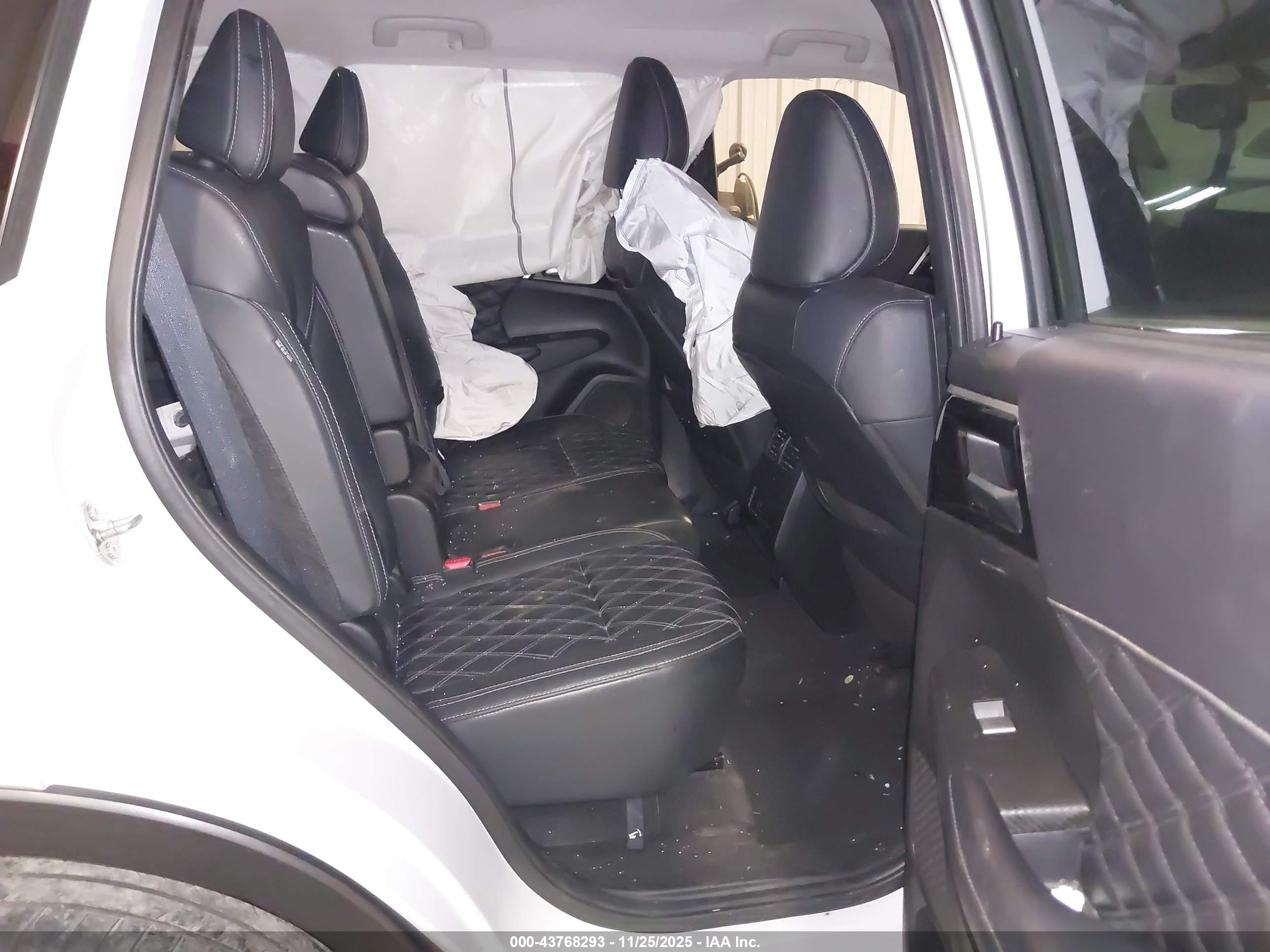 MITSUBISHI OUTLANDER image 8