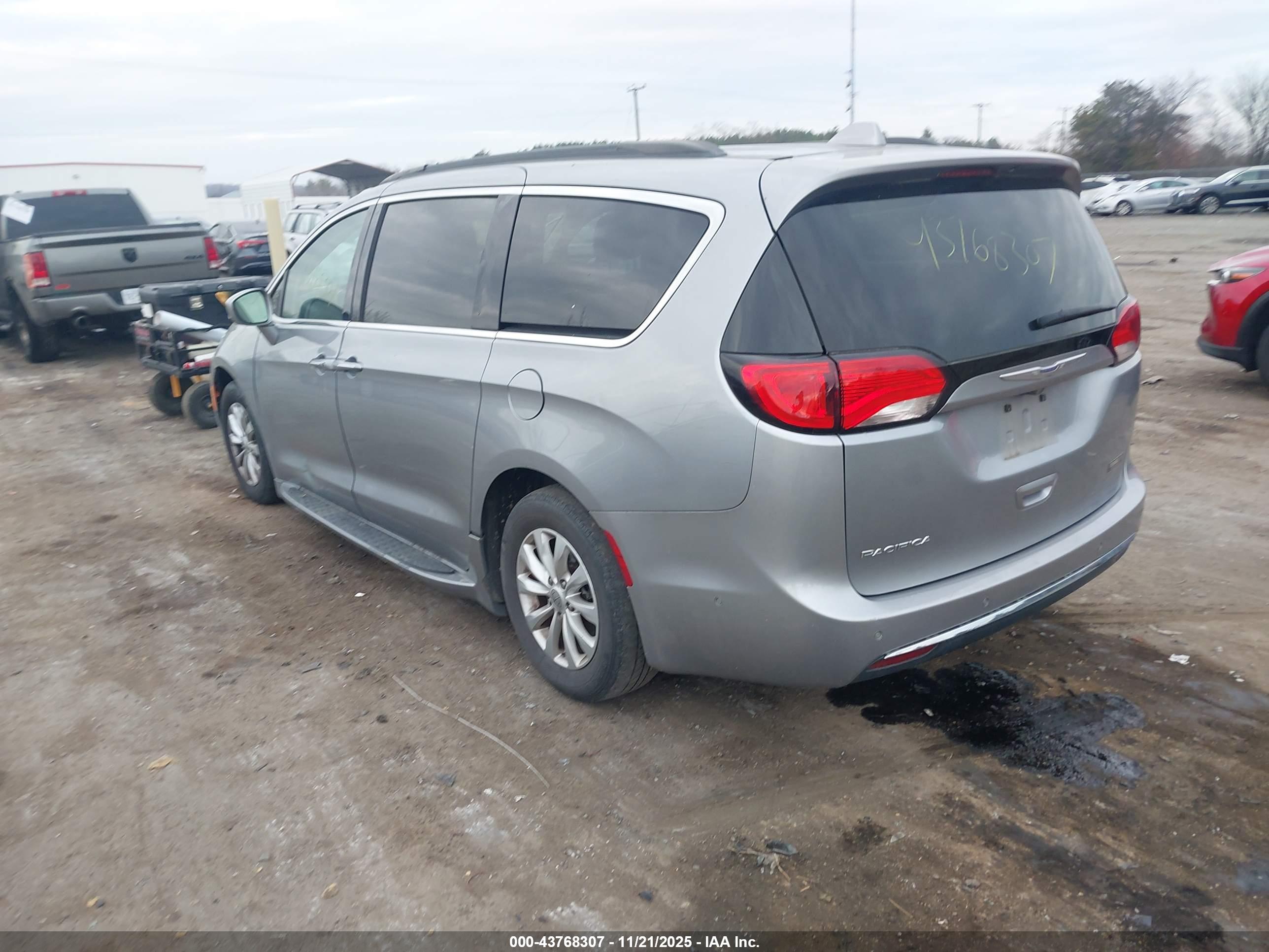 CHRYSLER PACIFICA image 3