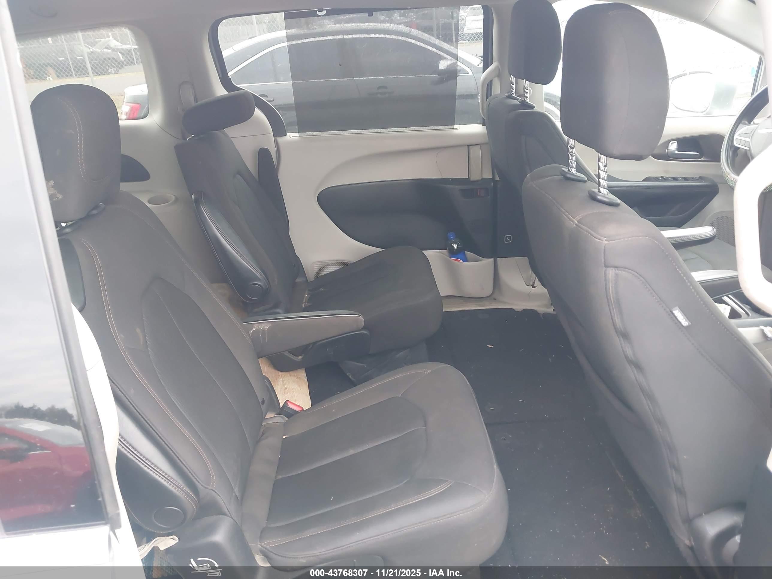 CHRYSLER PACIFICA image 8
