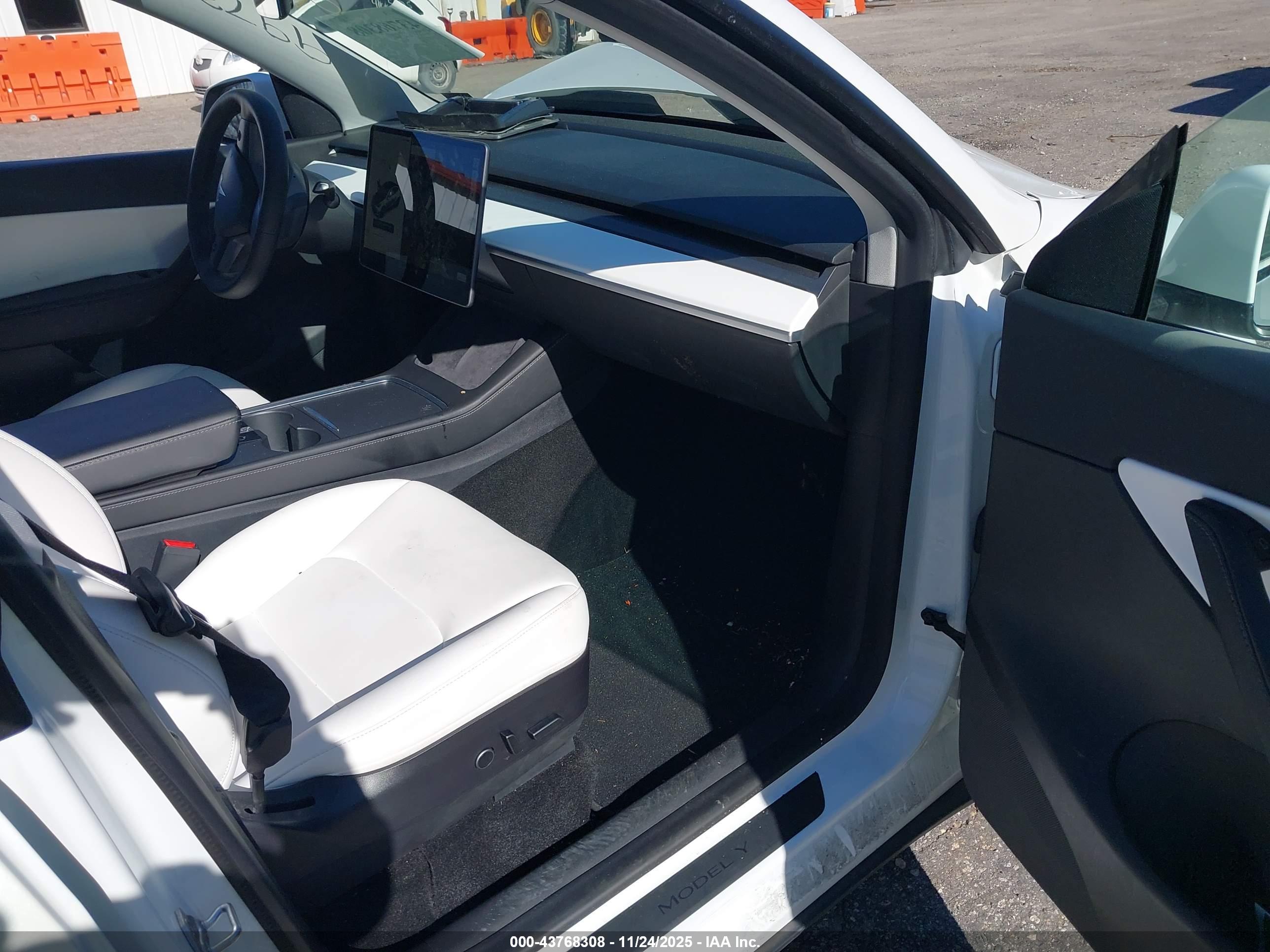 TESLA MODEL image 5