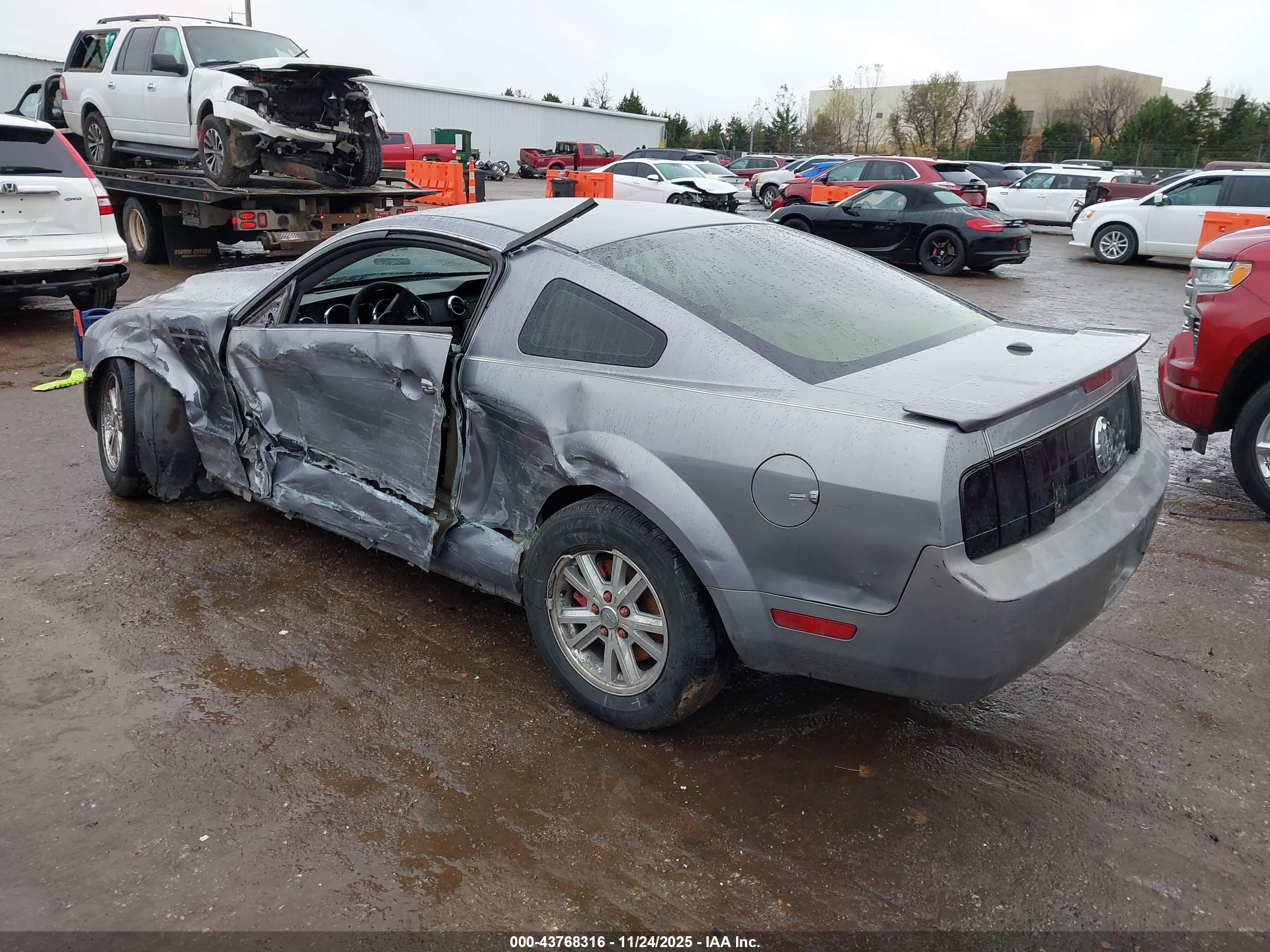 FORD MUSTANG image 3