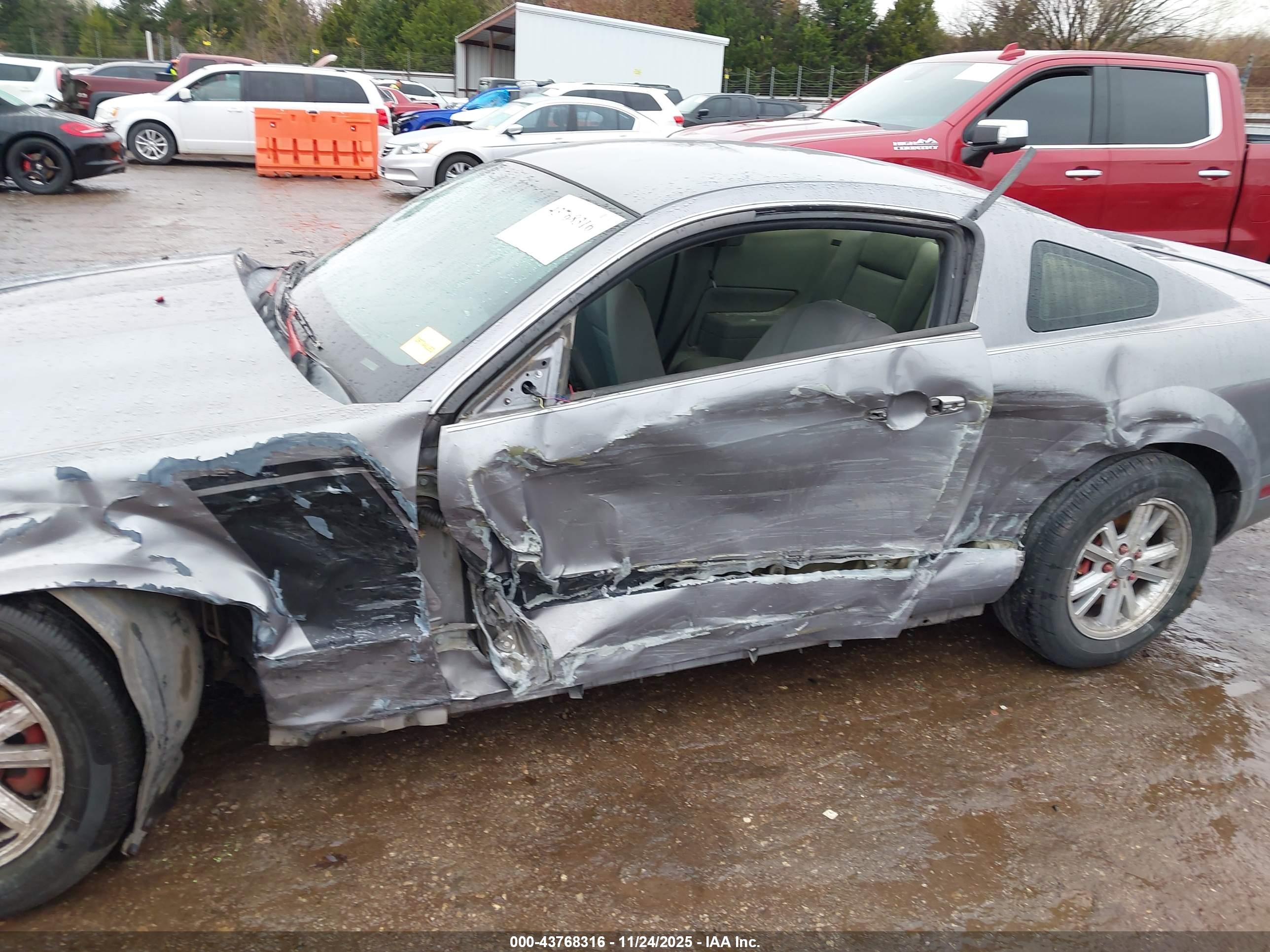 FORD MUSTANG image 6