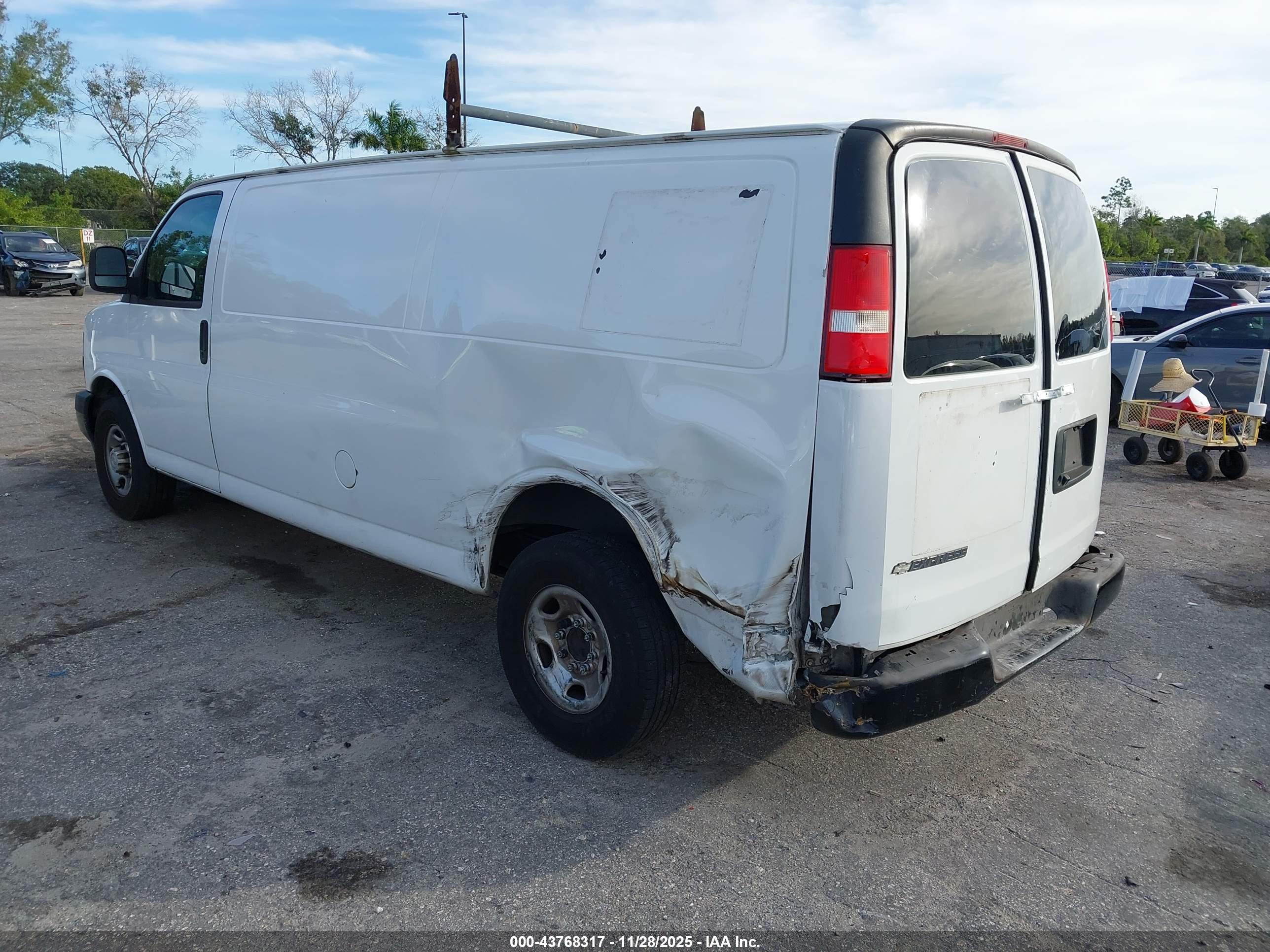 CHEVROLET EXPRESS image 3