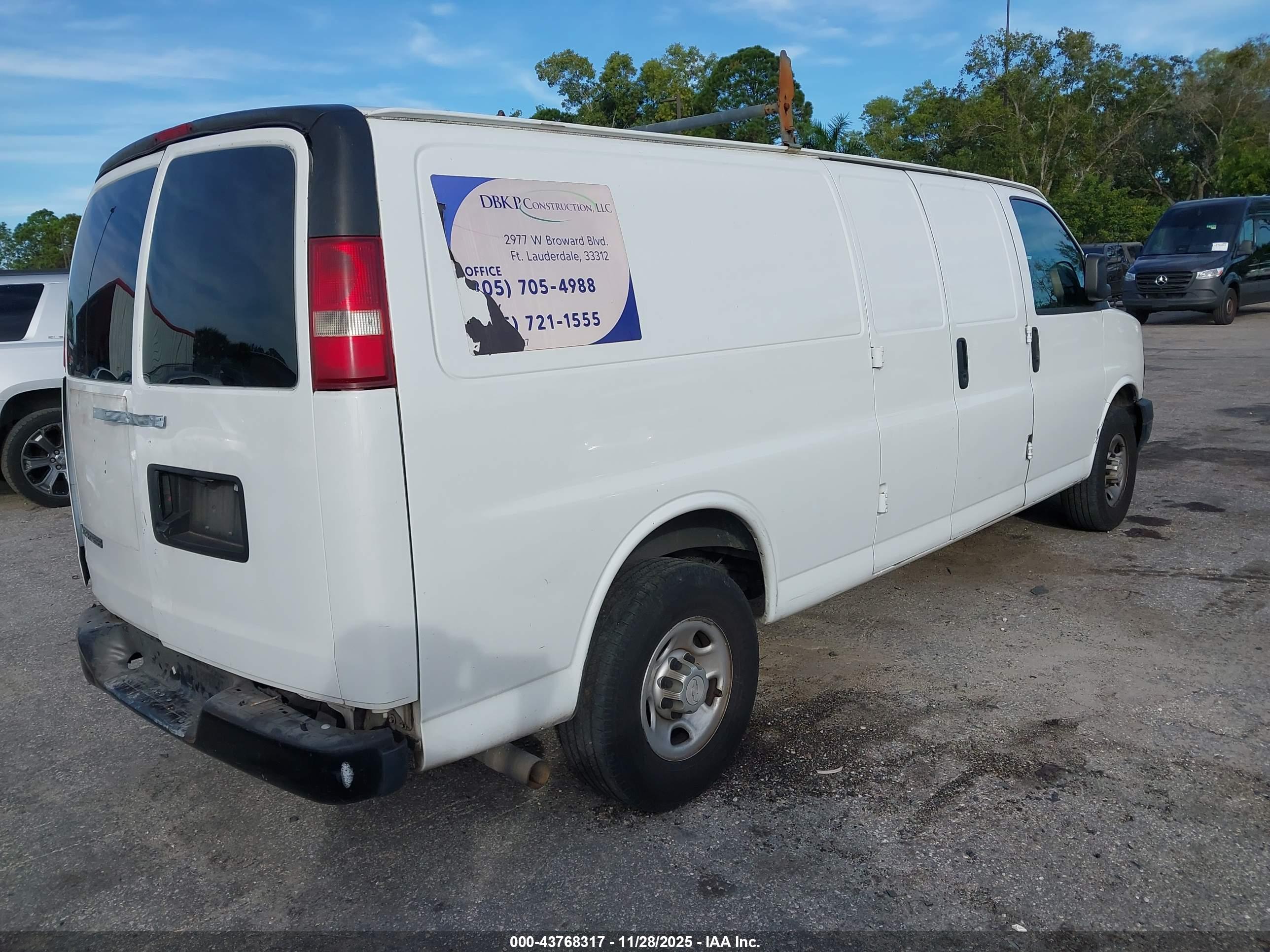 CHEVROLET EXPRESS image 4